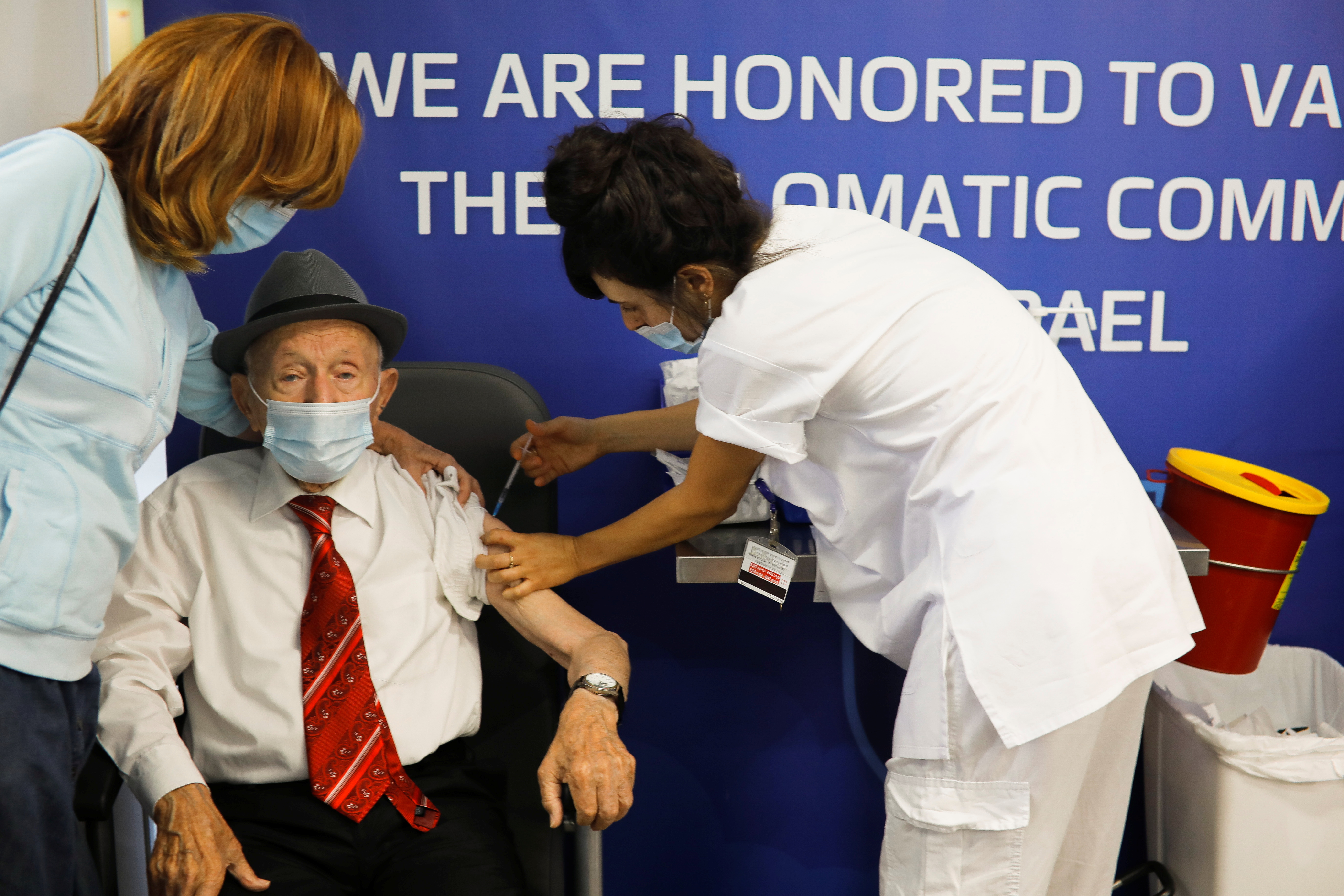 El sobreviviente del Holocausto Yehuda Widawski recibe una tercera dosis en el Sourasky Medical Center de Tel Aviv, Israel  (REUTERS/Nir Elias)