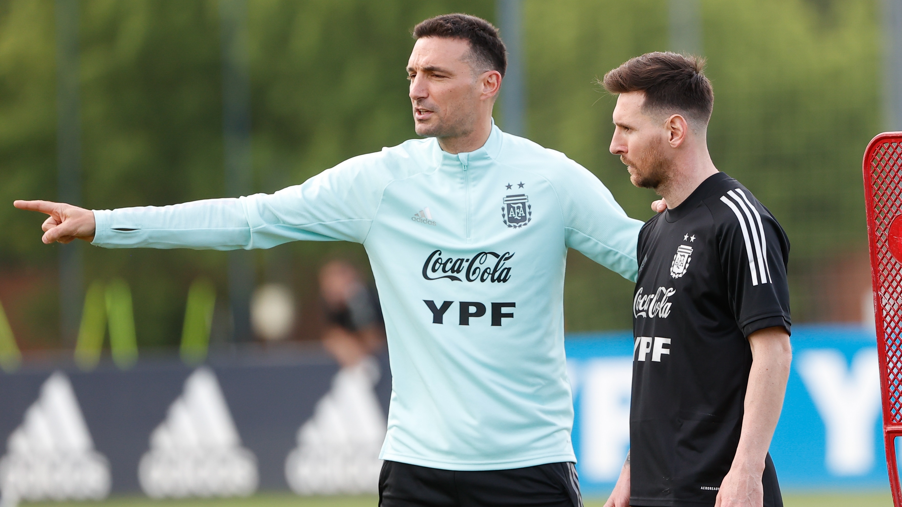 Messi escucha instrucciones del seleccionador Lionel Scaloni, quien fue el interlocutor en los últimos días de incertidumbre (EFE/Juan Ignacio Roncoroni)
