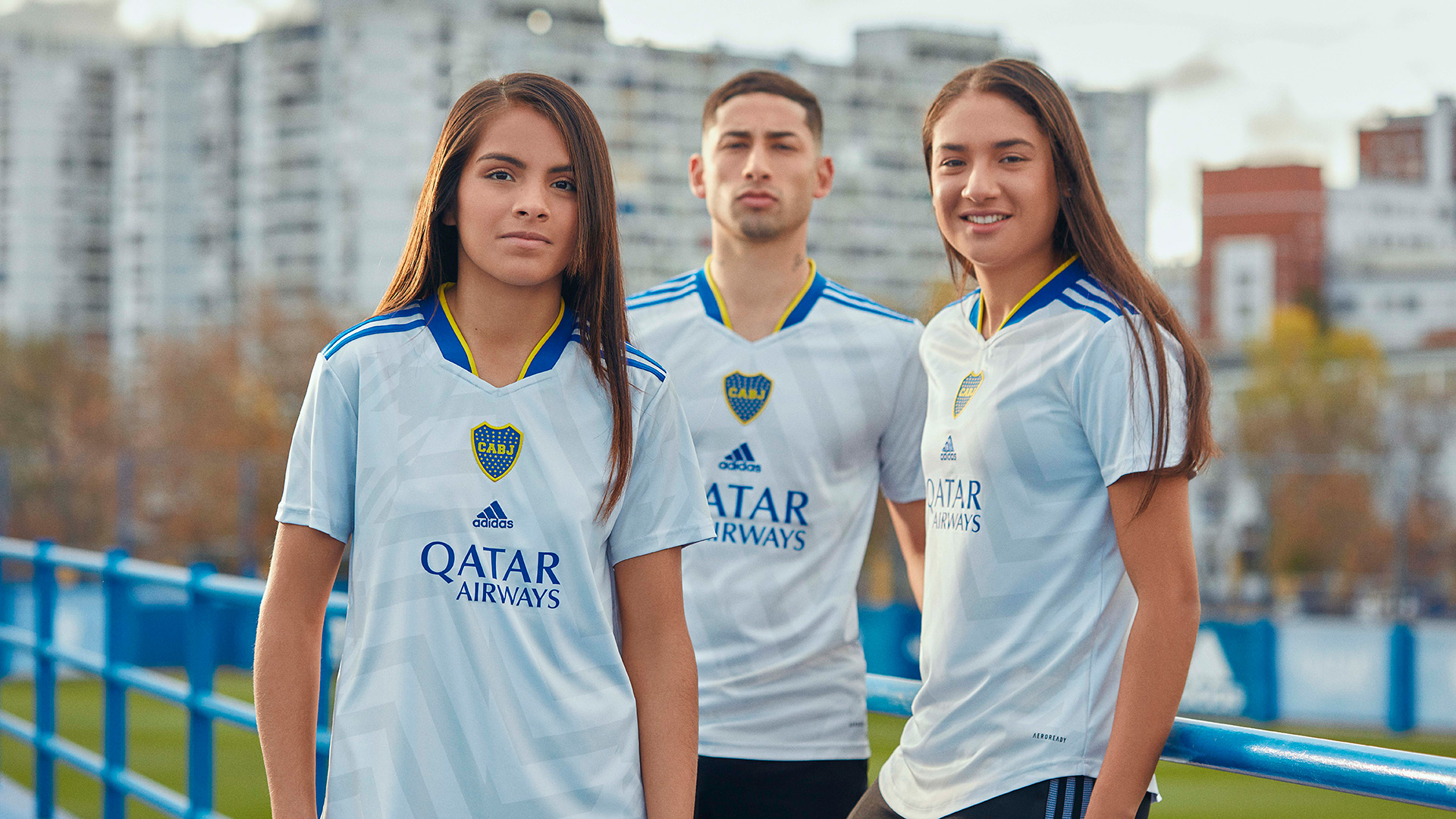 Alan Varela, Eugenia Flores y Estefanía Palomar, los juveniles de Boca, posan con la nueva camiseta suplente (Foto: Adidas)