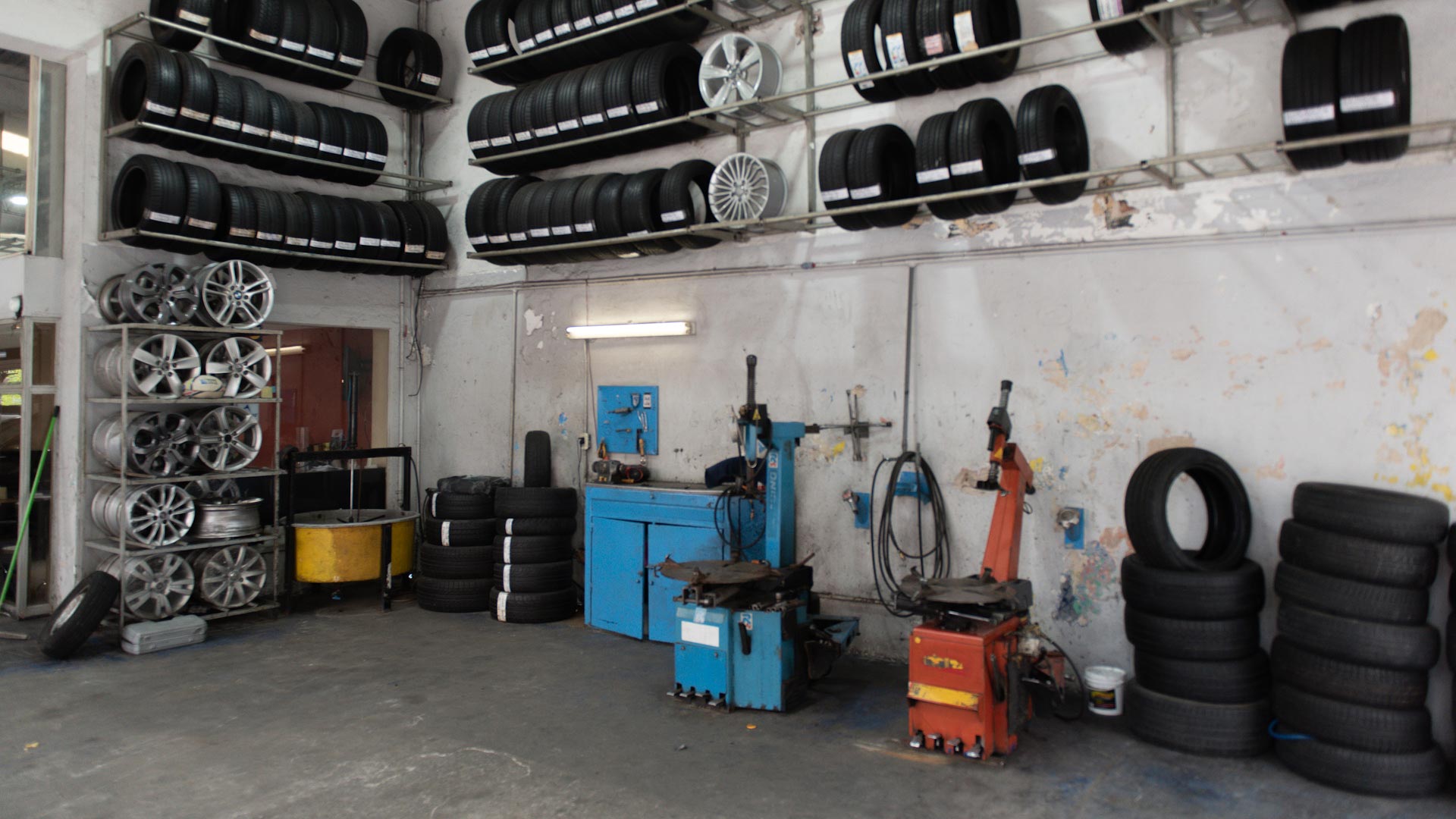 Se analiza liberar también los neumáticos que están en la Aduana para poder abastecer al mercado de reposición a través del canal de las gomerías (Adrían Escandar)