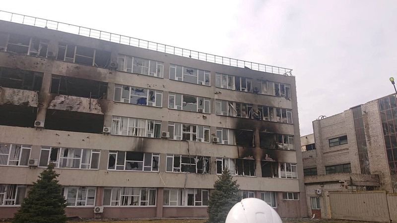 Una vista muestra un edificio dañado en el complejo de la planta de energía nuclear de Zaporizhzhia, en Enerhodar, Ucrania (Servicio de prensa de la Empresa Nacional de Generación de Energía Nuclear Energoatom /Distribuida vía REUTERS)
