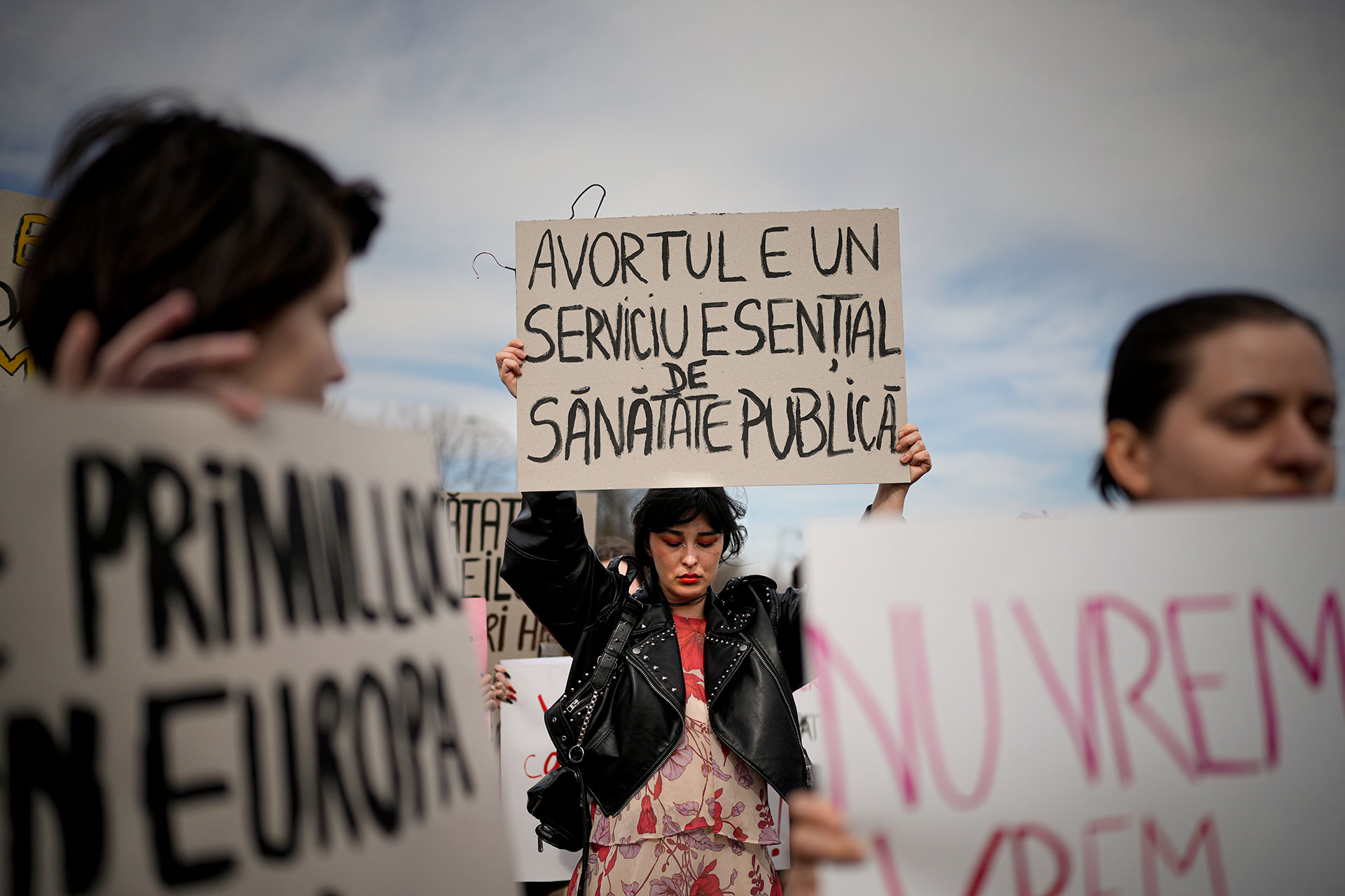 Una mujer sostiene una pancarta que dice "El aborto es un servicio de salud pública esencial" mientras participa en una manifestación denominada "Mi útero no es su beneficio" para crear conciencia sobre las dificultades de abortar en un hospital estatal, durante International Women's Día frente a la sede del gobierno en Bucarest, Rumania.