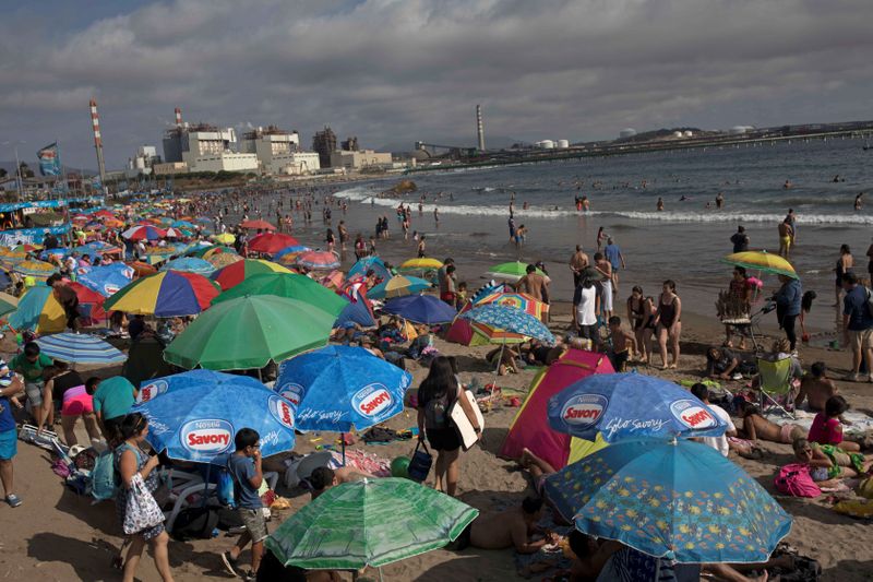 La gente disfruta de la playa en Ventanas ubicada en el litoral central de Chile