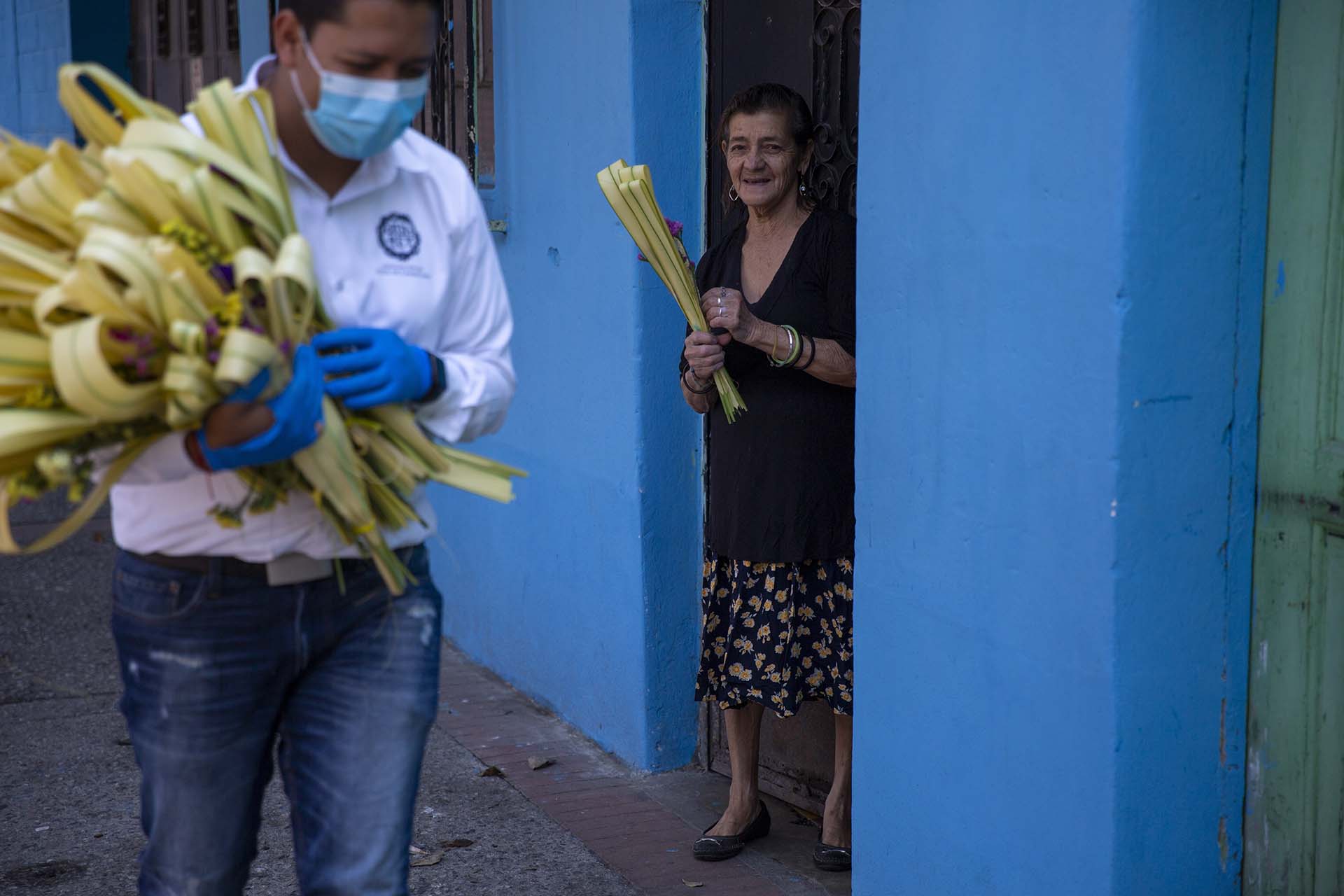 Una mujer sonríe durante los festejos de Cristo Rey en Guatemala (AP Photo/Moises Castillo)