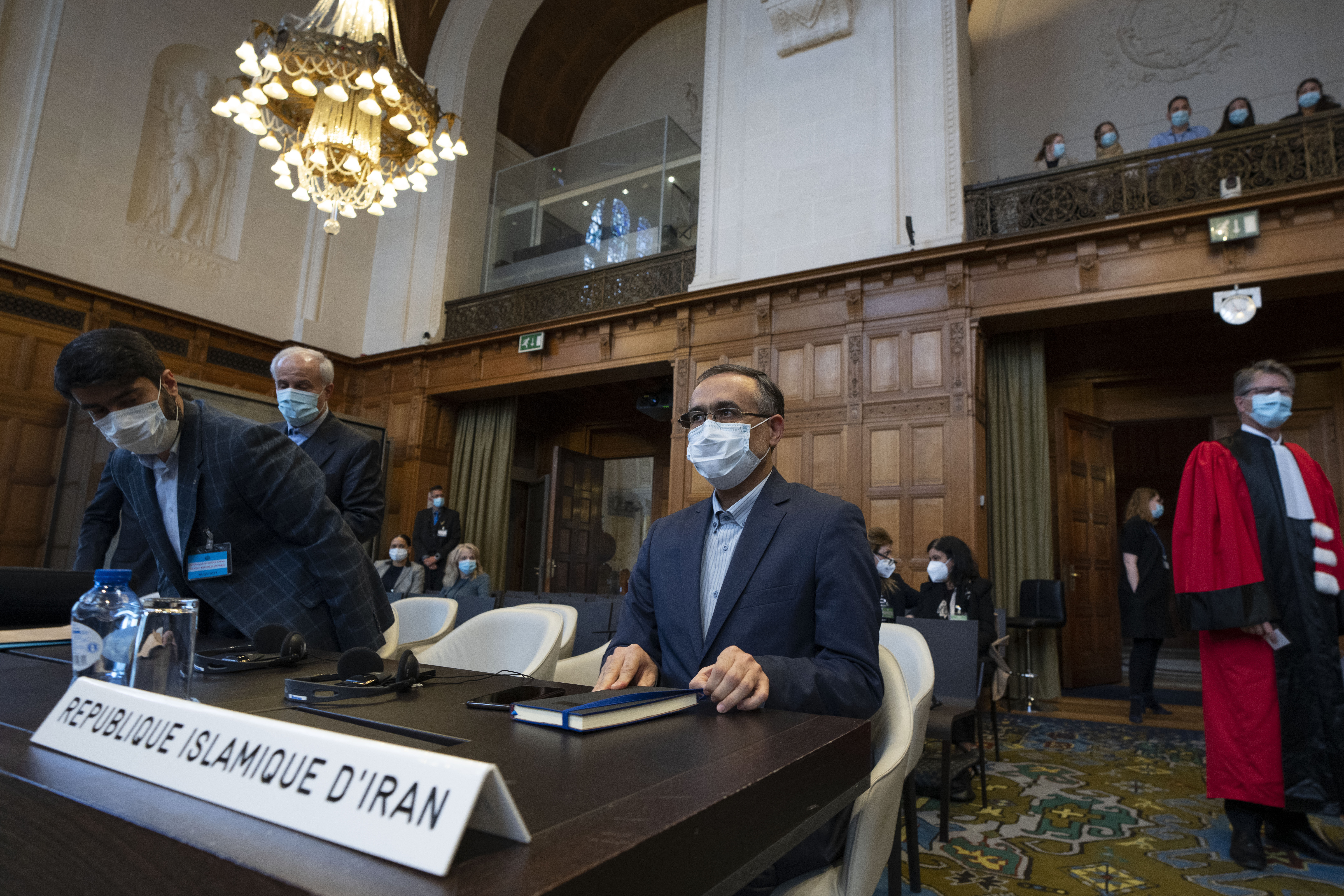 Tavakol Habibzadeh, enviado de Irán, y miembros de la delegación iraní en la Corte Internacional de Justicia, en La Haya, el jueves 30 de marzo de 2023. (Foto AP/Peter Dejong)