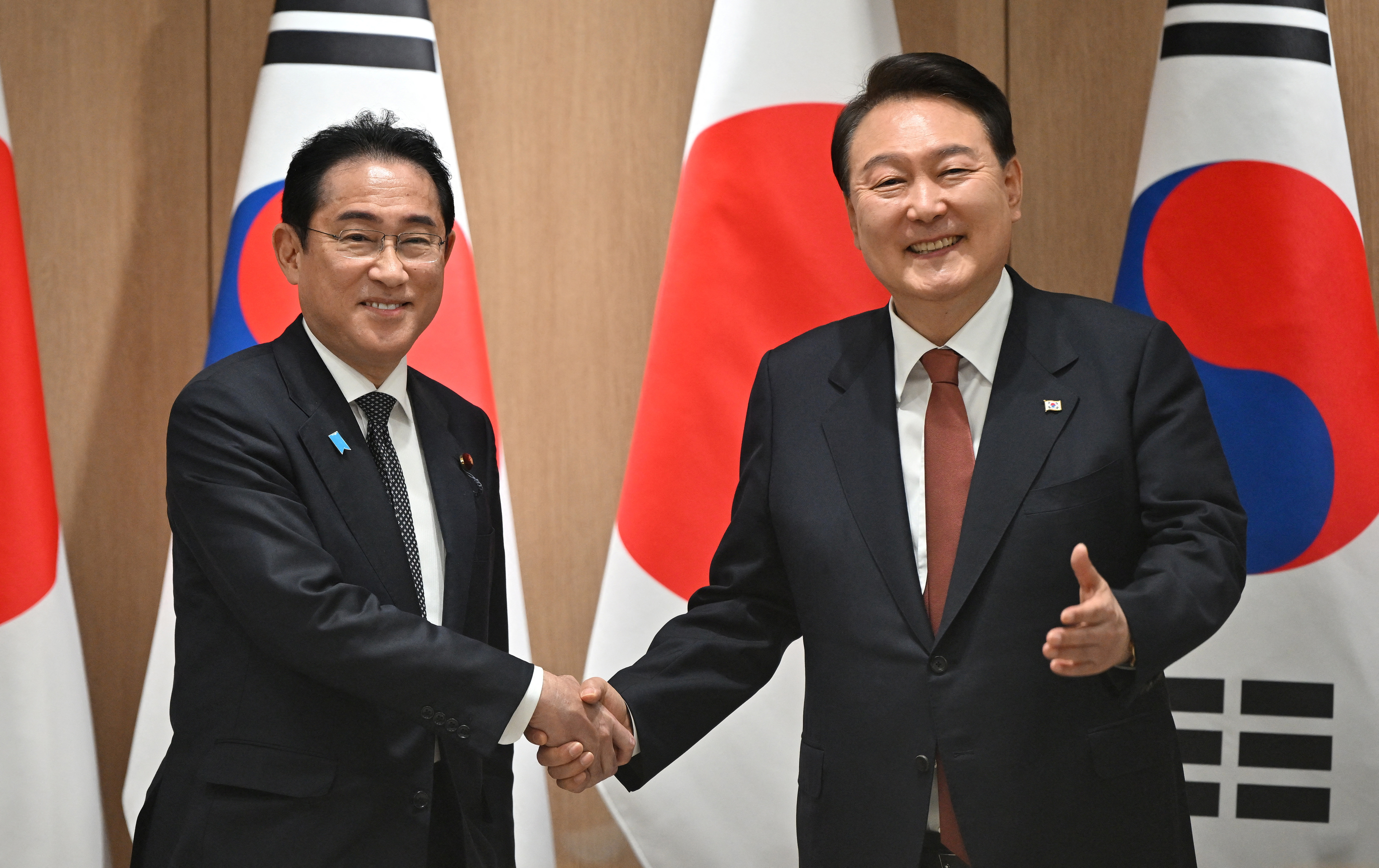 Los líderes de Corea del Sur y Japón comenzaron su primera cumbre formal en Seúl tras una década