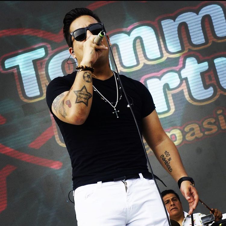 Tommy Portugal é reconhecido nacionalmente por ser a voz do tema principal de 'Al Fondo Hay Sitio'. (Instagram)