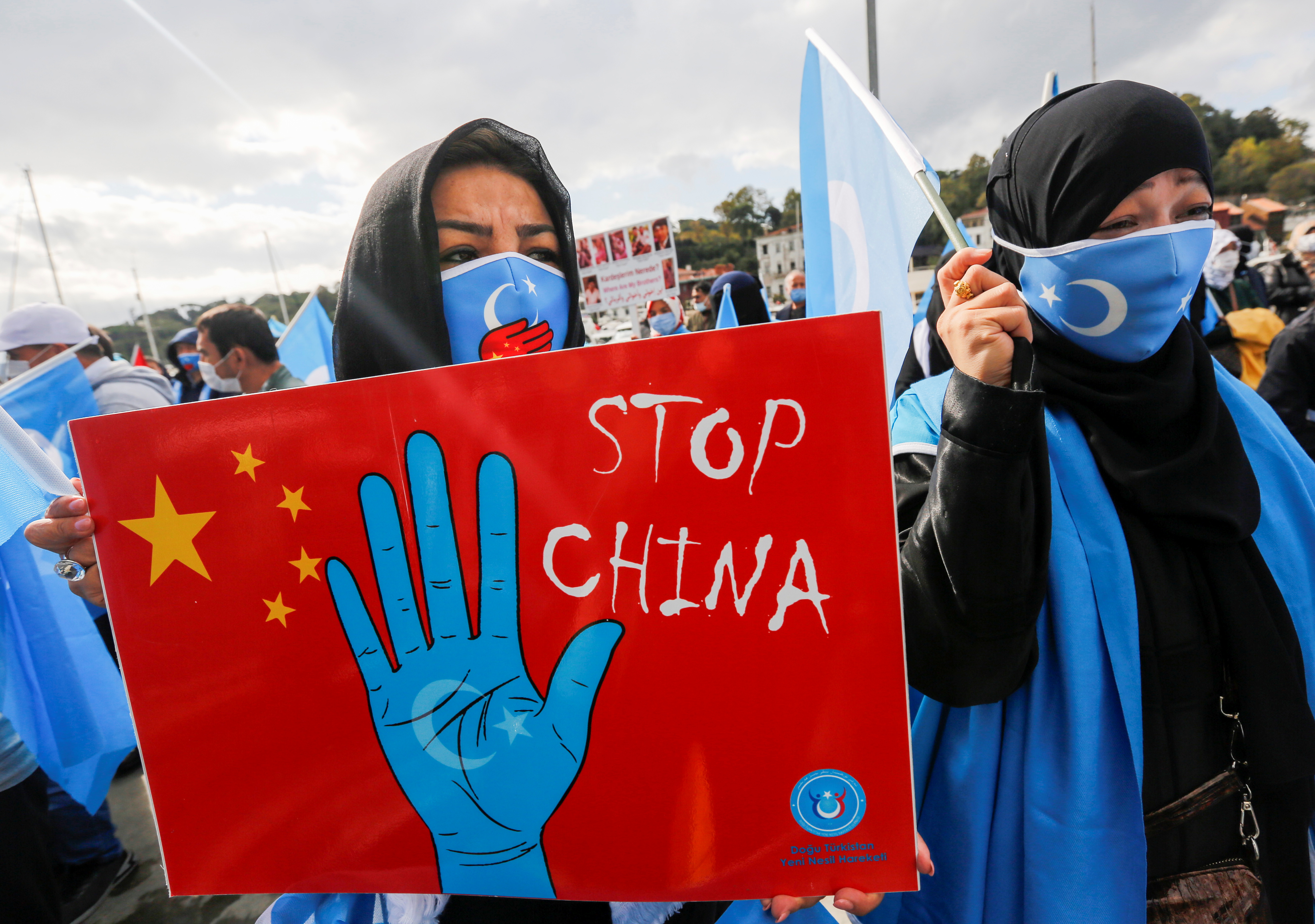 Manifestantes de etnia uigur participan en una protesta contra China, en Estambul, Turquía, el 1 de octubre de 2021. REUTERS/Dilara Senkaya