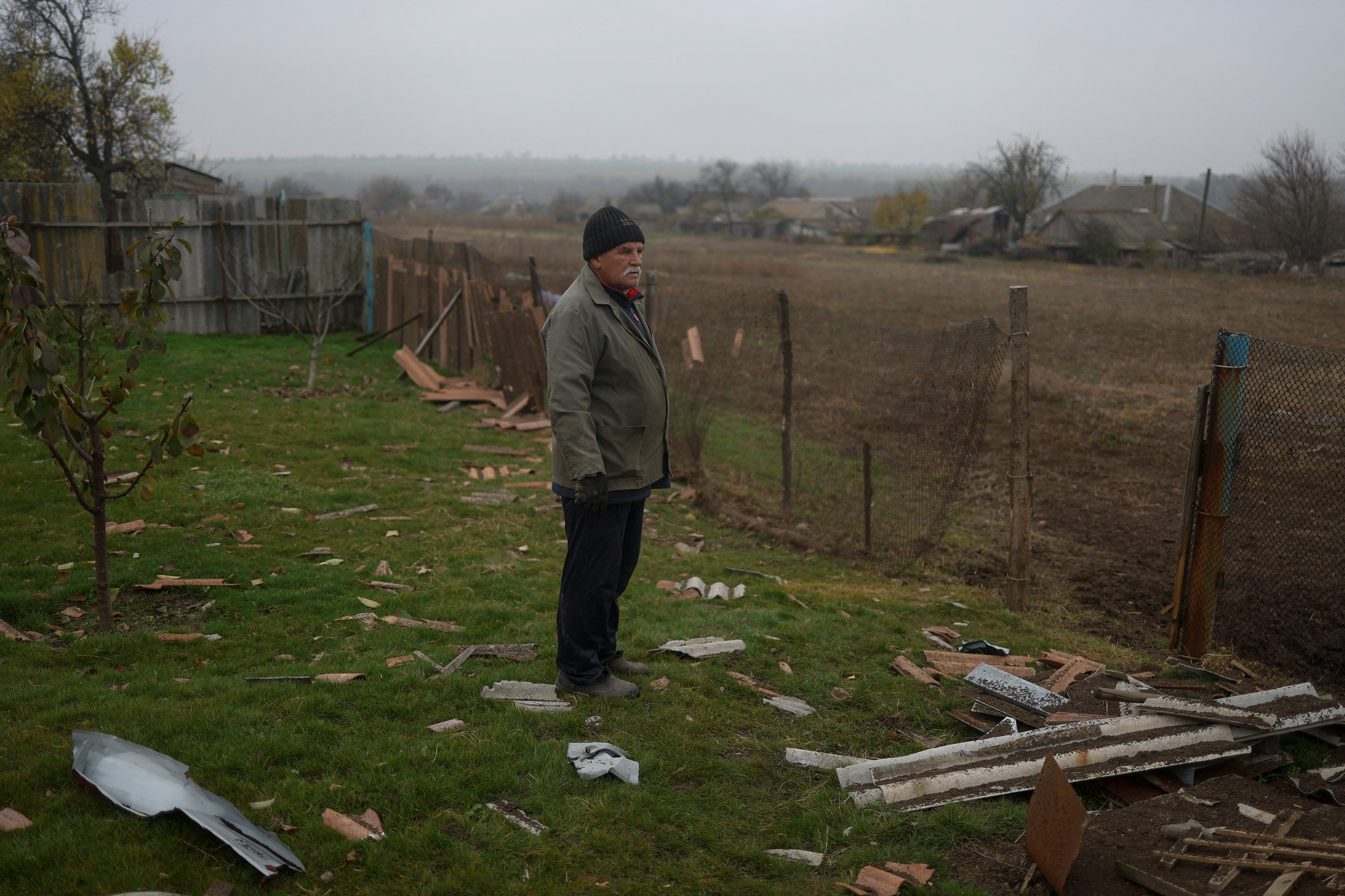 Un residente de la región de Kherson mira la zona destruida en un ataque ruso (Reuters)