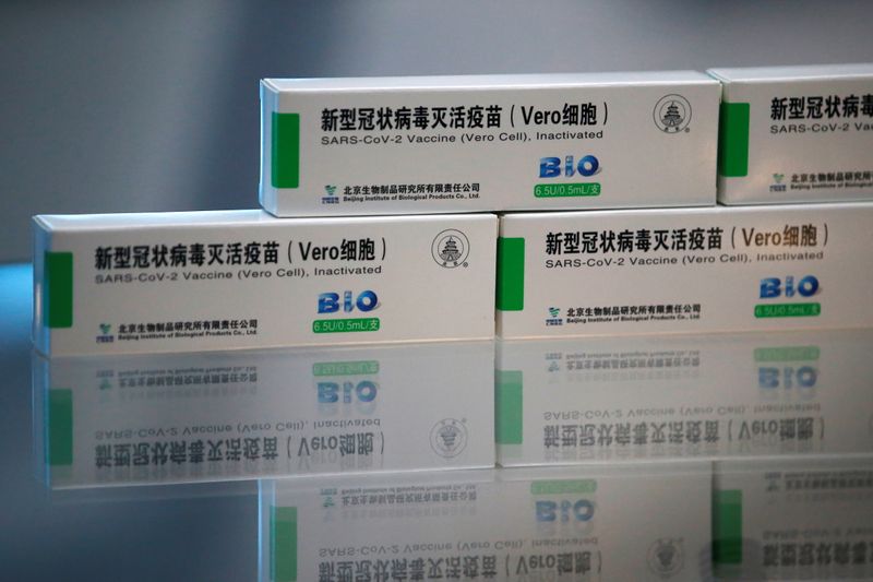Paquetes de vacunas COVID-19 del Instituto de Productos Biológicos de Pekín del Grupo Nacional Biotec de China (CNBG) de Sinopharm. REUTERS/Tingshu Wang