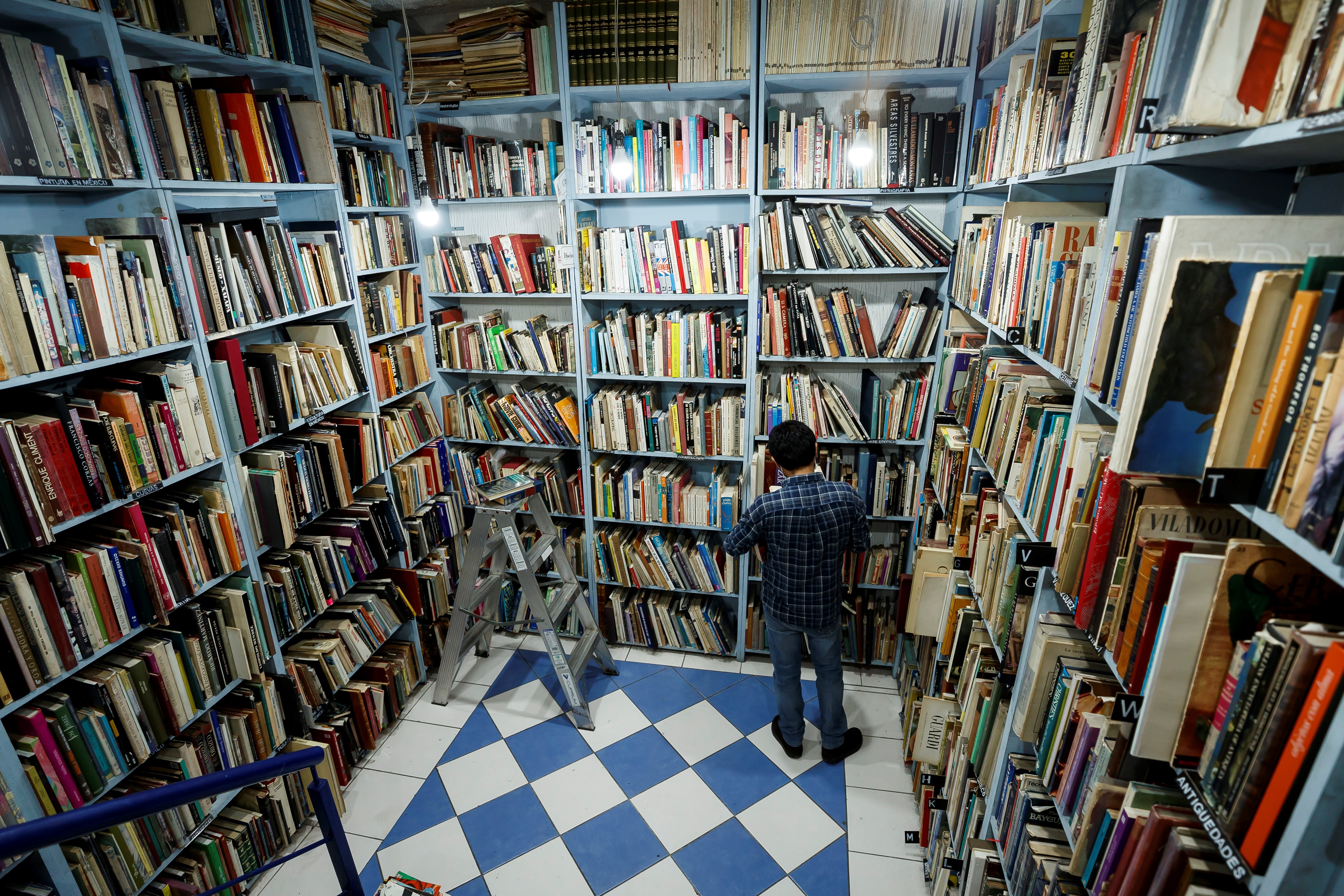 Fotografía fechada el viernes 3 de julio de 2020 que muestra a un hombre en la librería el Tomo Suelto, en la Ciudad de México (México). (FOTO: EFE/José Méndez)
