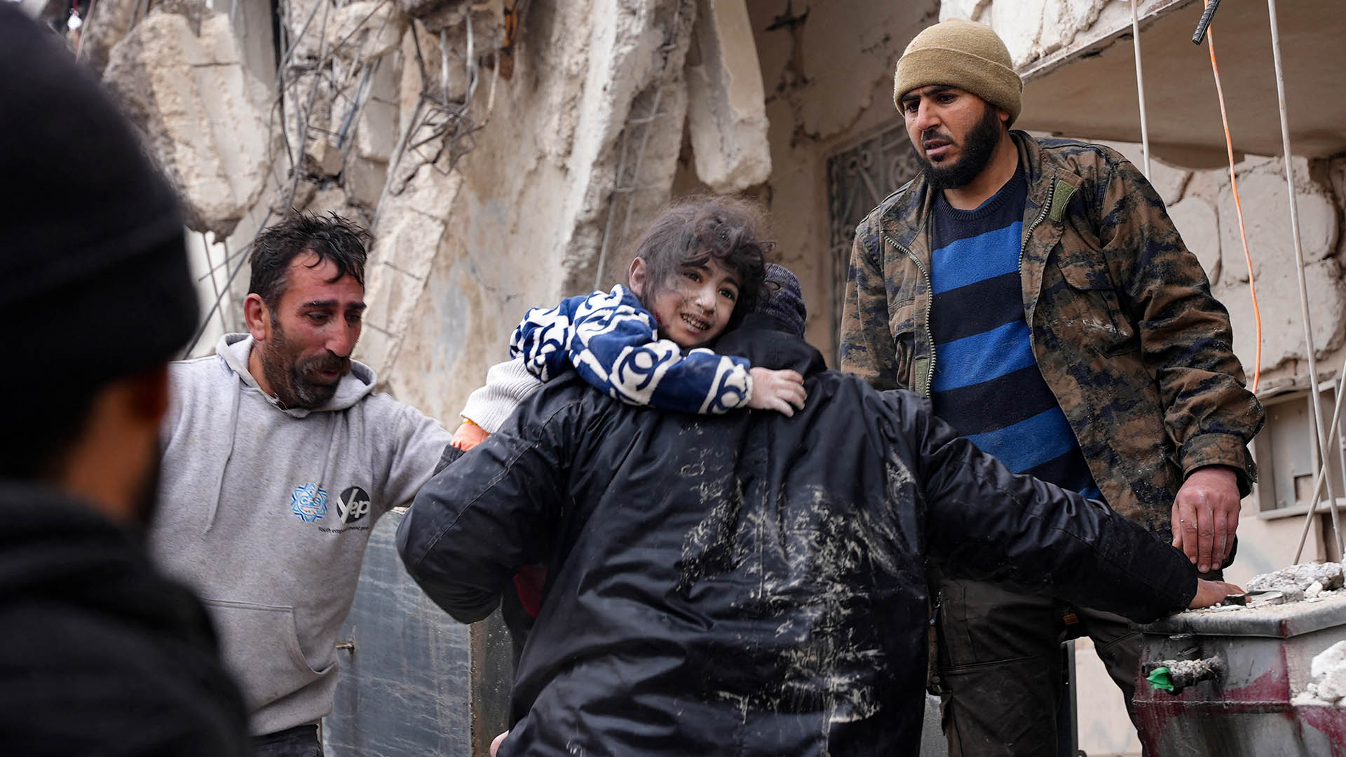 Los residentes recuperan a un niño pequeño de los escombros de un edificio derrumbado luego de un terremoto en la ciudad de Jandaris, en el campo de la ciudad de Afrin, en el noroeste de Siria, en la parte rebelde de la provincia de Alepo, el 6 de febrero de 2023 (Photo by Rami al SAYED / AFP)