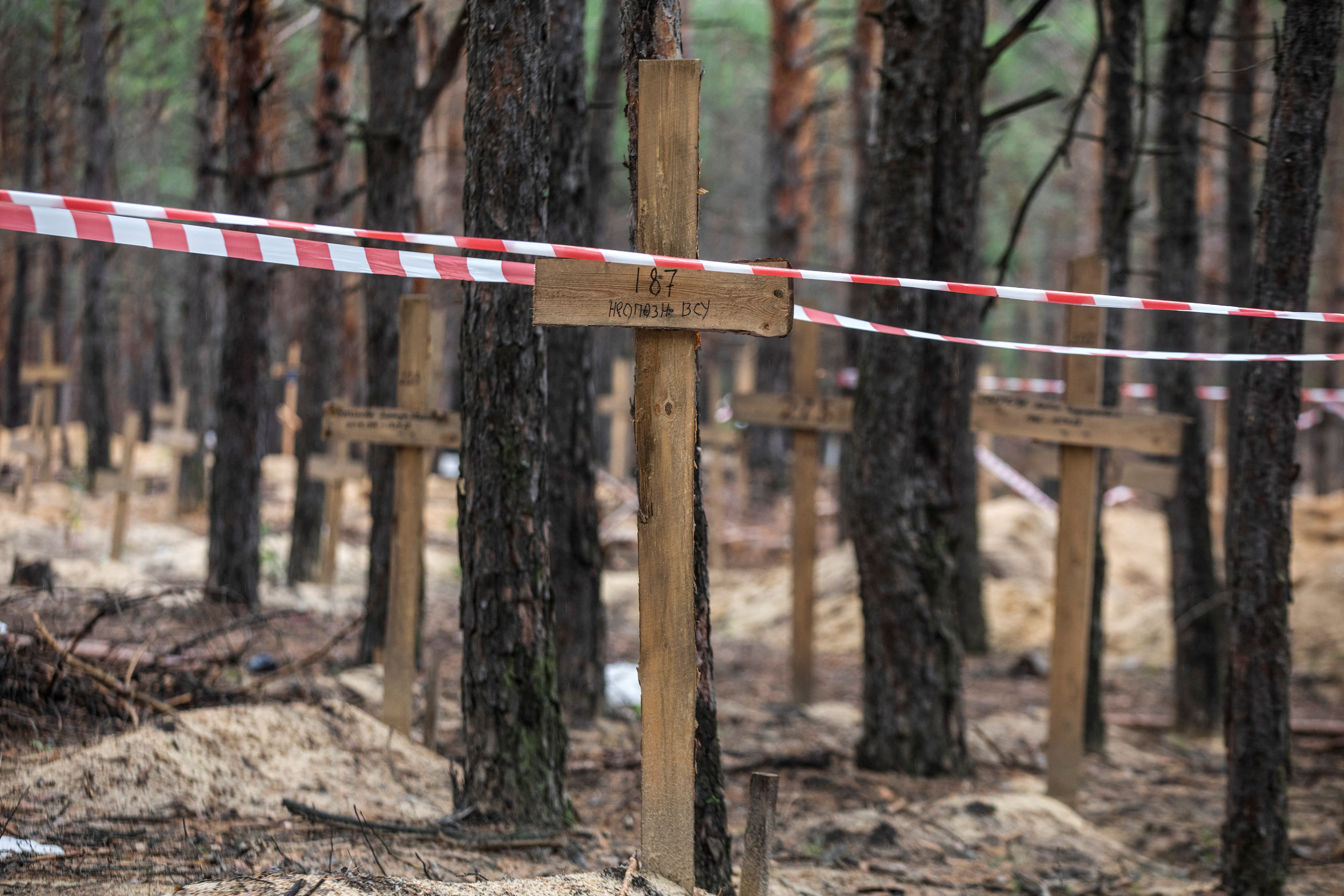 Las tumbas encontradas (REUTERS/Oleksandr Khomenko)