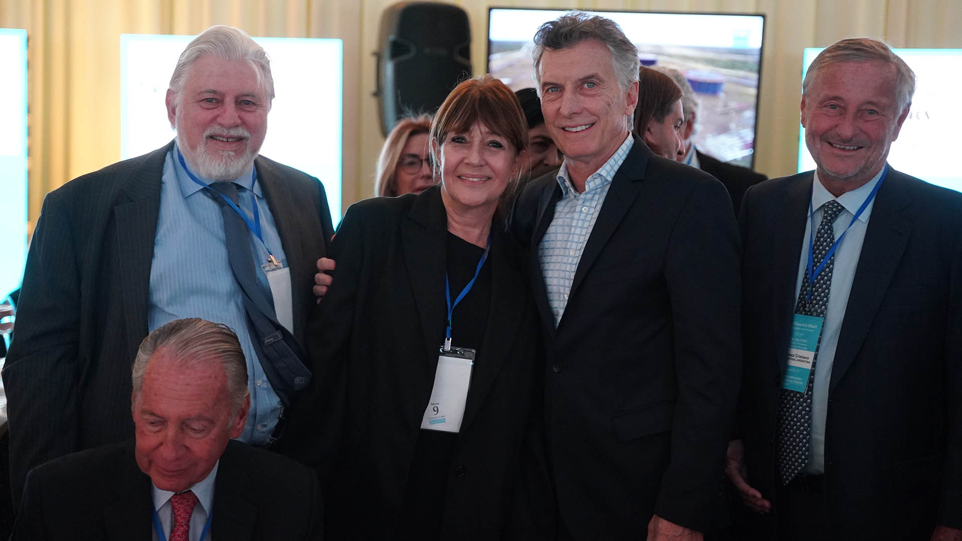 Mauricio Macri, con Adrián Werthein, Fabiana Ricagno y Cristiano Rattazzi; sentado, Daniel Funes de Rioja
