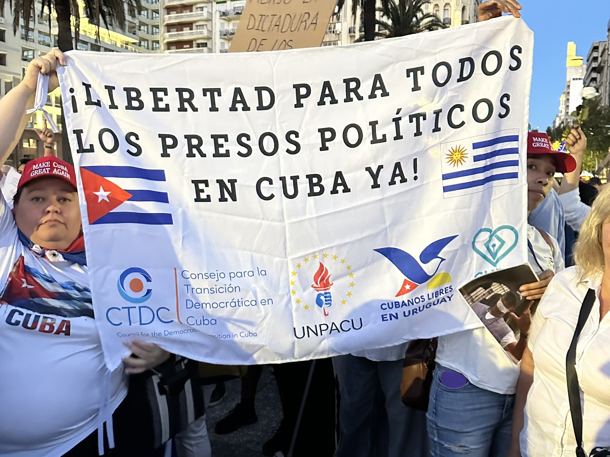 Una empleada pública deberá devolver una gran suma de dinero que le depositaron por error y usó para comprar un terreno