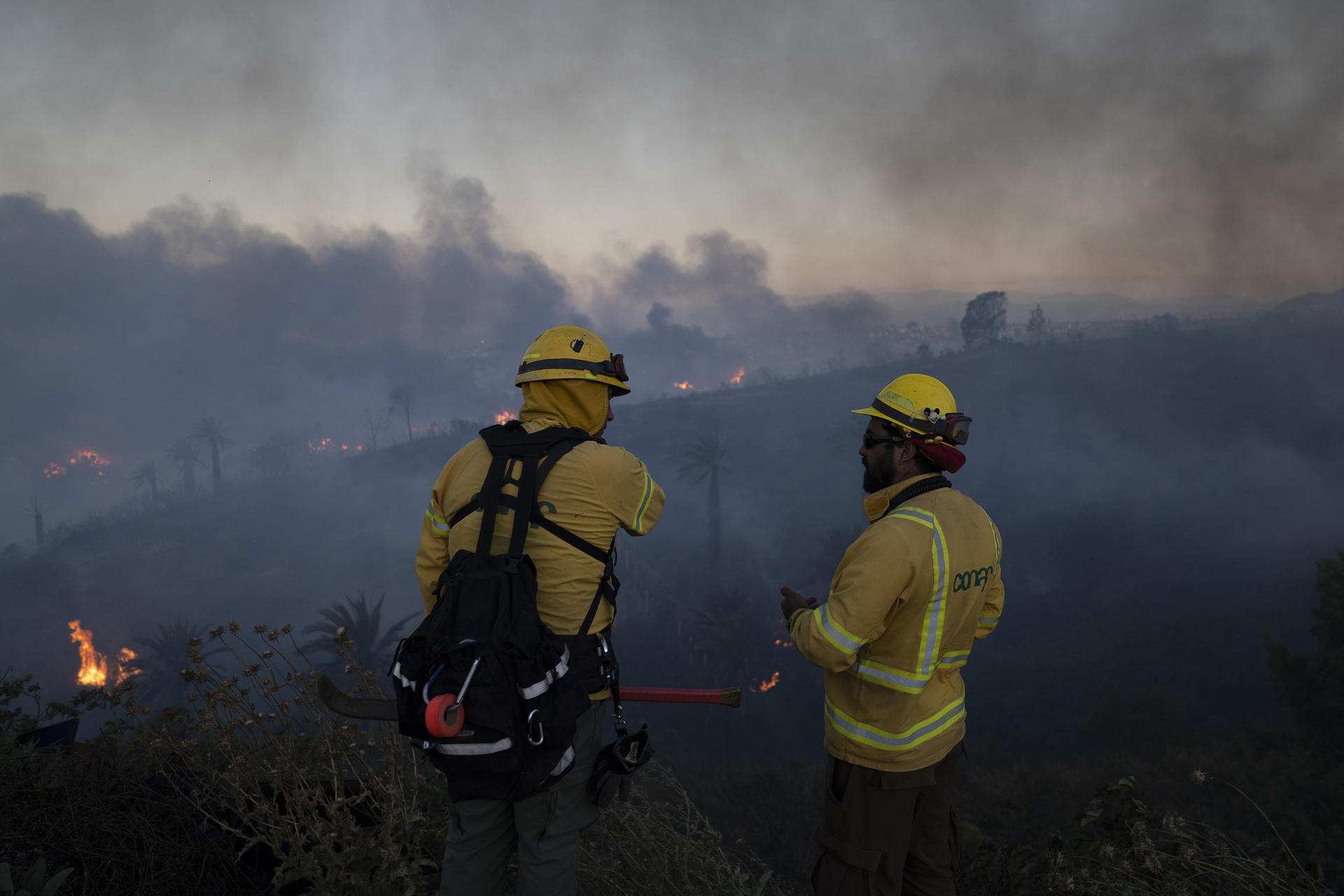 Firefighters work to put out the fire (EFE/Adriana Thomas)
