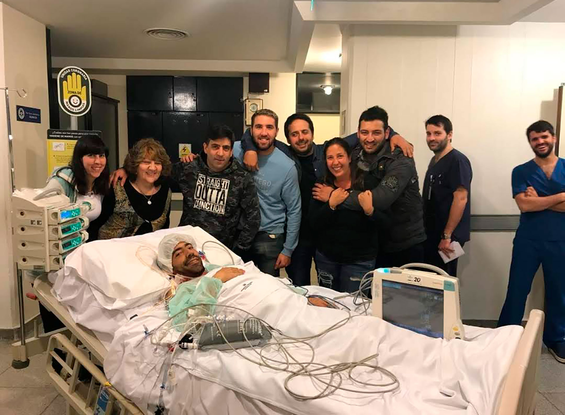 El 18 de septiembre de 2018, así fue el último contacto y la última foto de Juan con su familia, antes de subir al ascensor que lo llevaba al quirófano / Gentileza: flia Puebla
