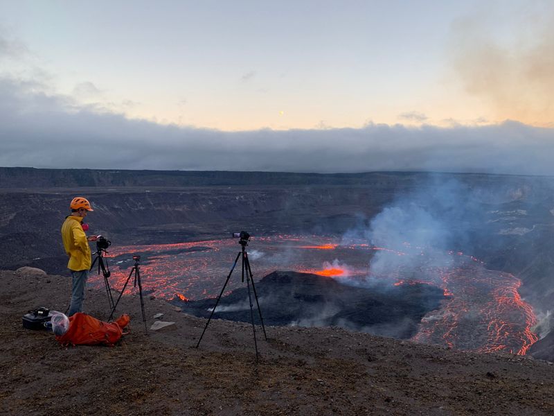 Una persona documenta la lava que aflora a la superficie en el cráter Halema'uma'u del volcán Kilauea en Hawái, EEUU. 5 de enero de 2023. Servicio Geológico de EE.UU./Handout vía REUTERS