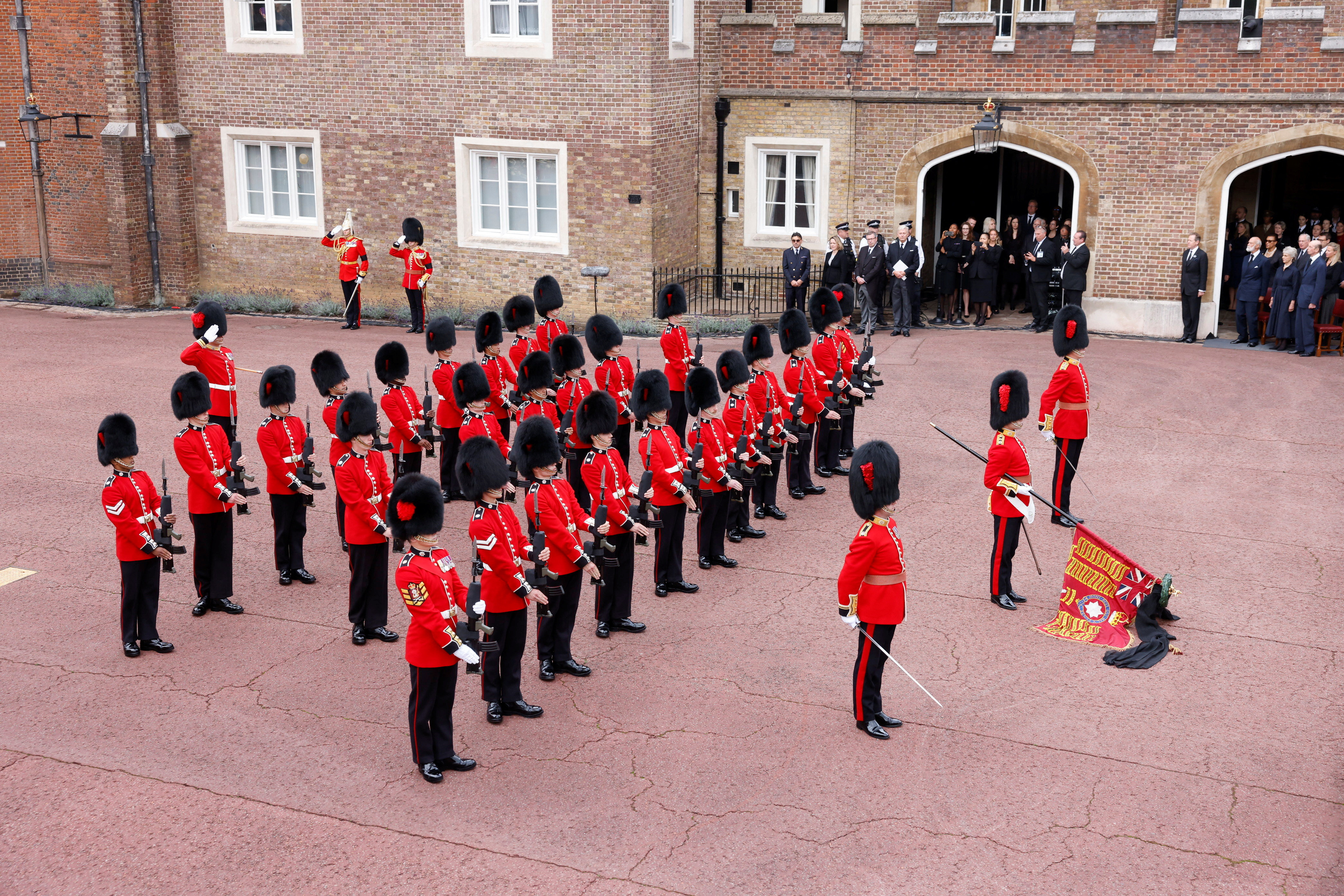 Los miembros de la guardia de Coldstream asisten a la lectura de la Proclamación Principal en el Tribunal del Convento en el Palacio de St James, el día en que el rey Carlos III es proclamado formalmente nuevo monarca de Gran Bretaña, tras la muerte de la reina Isabel II, en Londres (Jamie Lorriman/Pool via REUTERS)