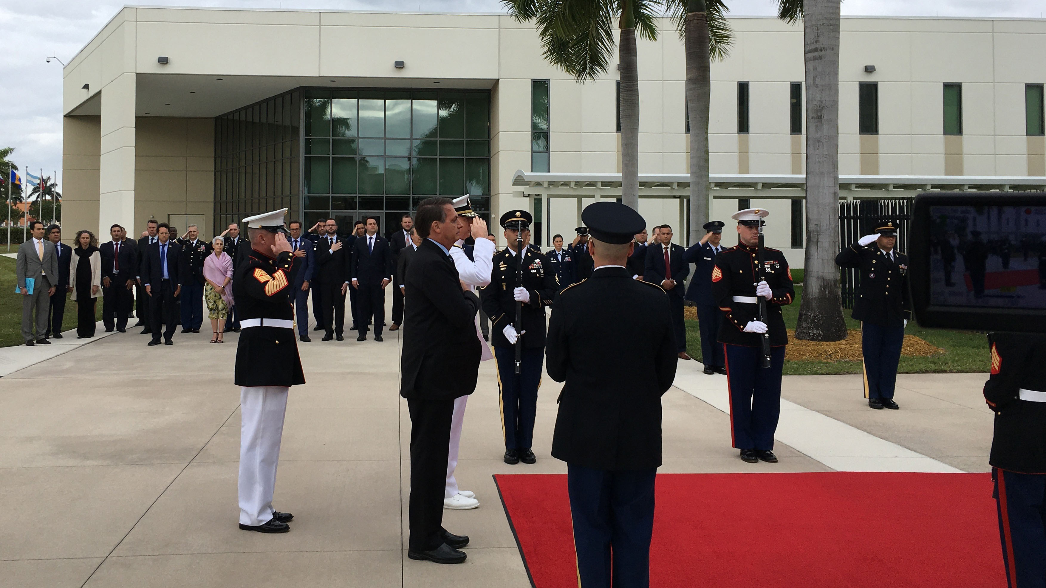 El presidente de Brasil, Jair Bolsonaro, participando en una ceremonia militar en la sede del Comando Sur de las Fuerzas Armadas de EEUU, en Doral, Miami-Dade (EEUU). EFE/ Ivonne Malaver
