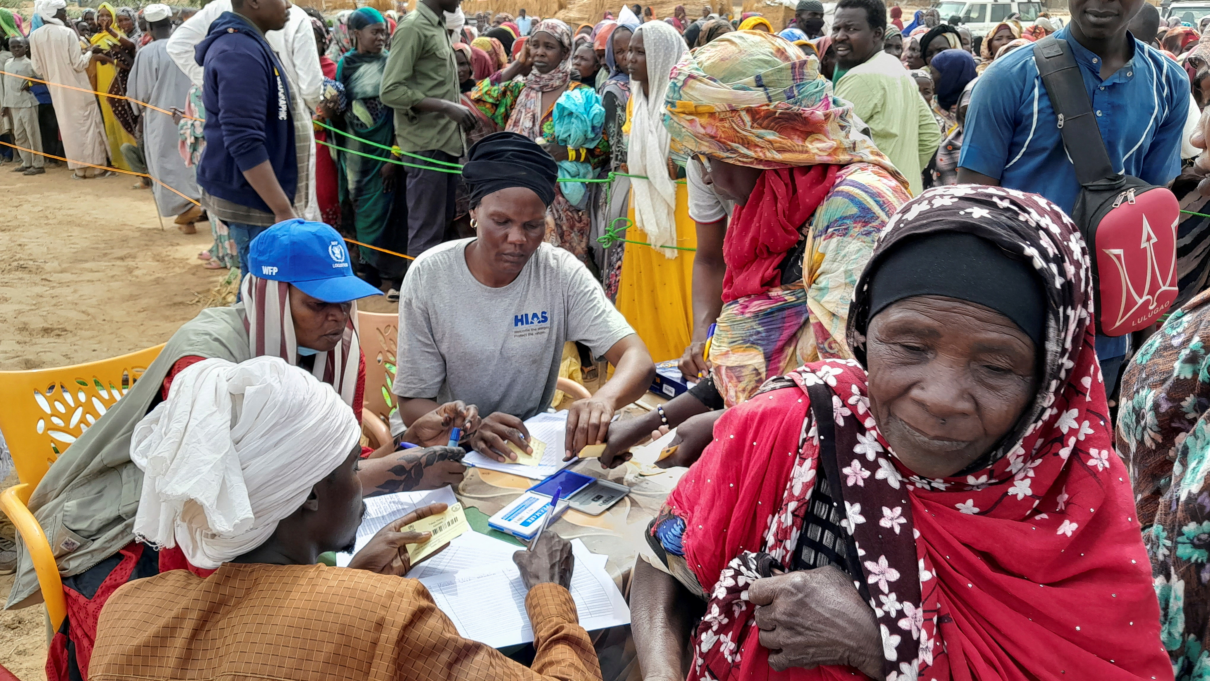 Refugiados sudaneses que han huido de la violencia en su país hacen fila para recibir suplementos alimenticios (REUTERS/Mahamat Ramadane)