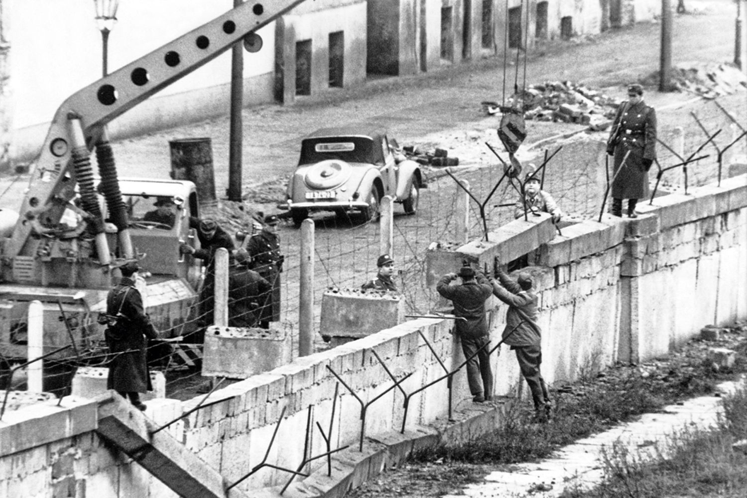 Túneles, globos y hasta en tanque: las fugas más increíbles a través del Muro de Berlín