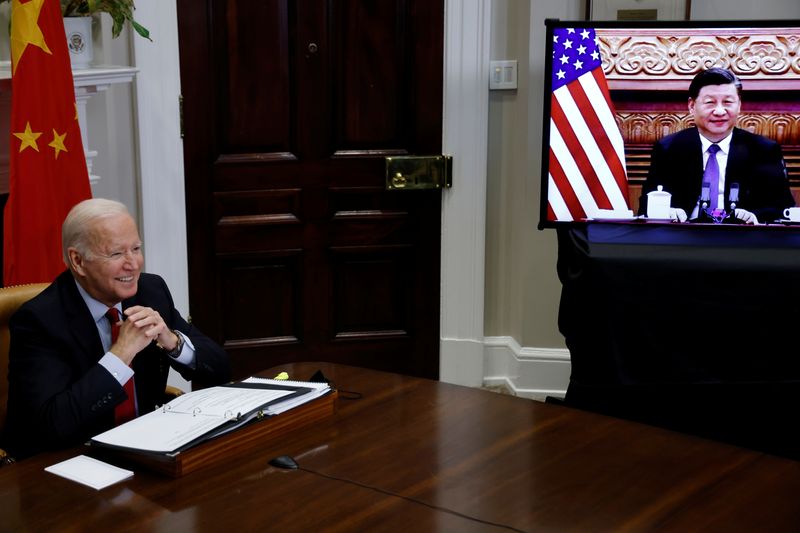 Foto de archivo de una videconferencia entre el Presidente de EEUU Joe Biden y su par chino Xi Jinping (REUTERS/Jonathan Ernst)
