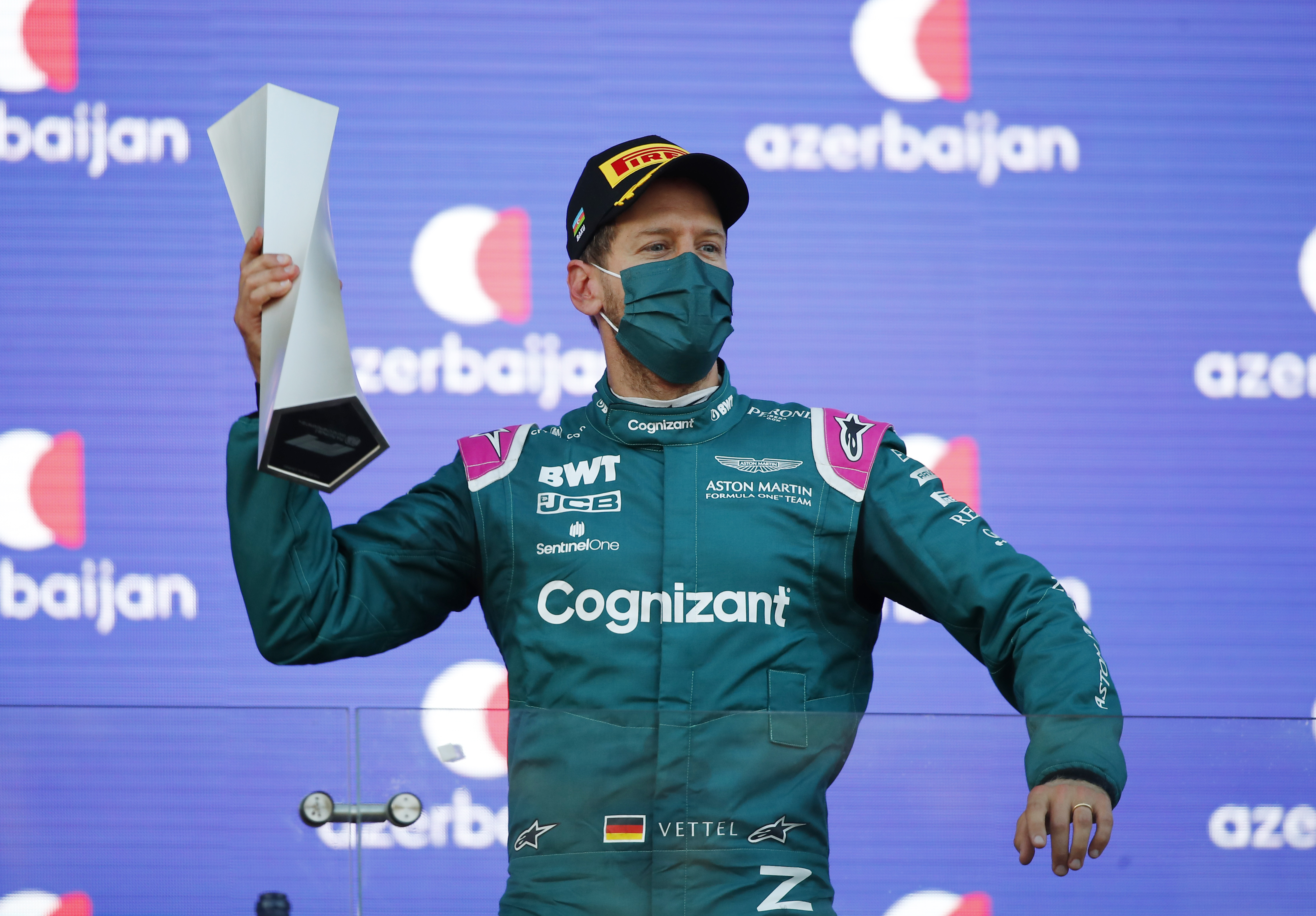 Sebastian Vettel celebra su segundo puesto obtenido en Azerbaiyán (REUTERS/Maxim Shemetov)