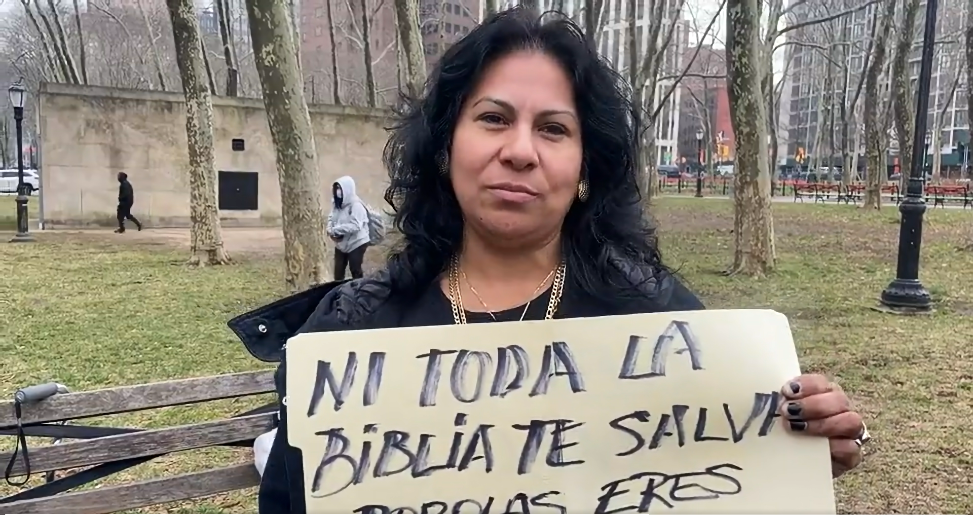 Afuera de la Corte había una mujer que celebró la decisión 
(Foto: captura de pantalla/Twitter/@ALEJOrincon)