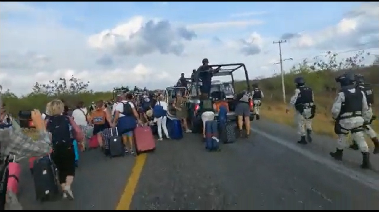 Turistas franceses abandonaron autobús que estaba retenido por pobladores  en Oaxaca - Infobae