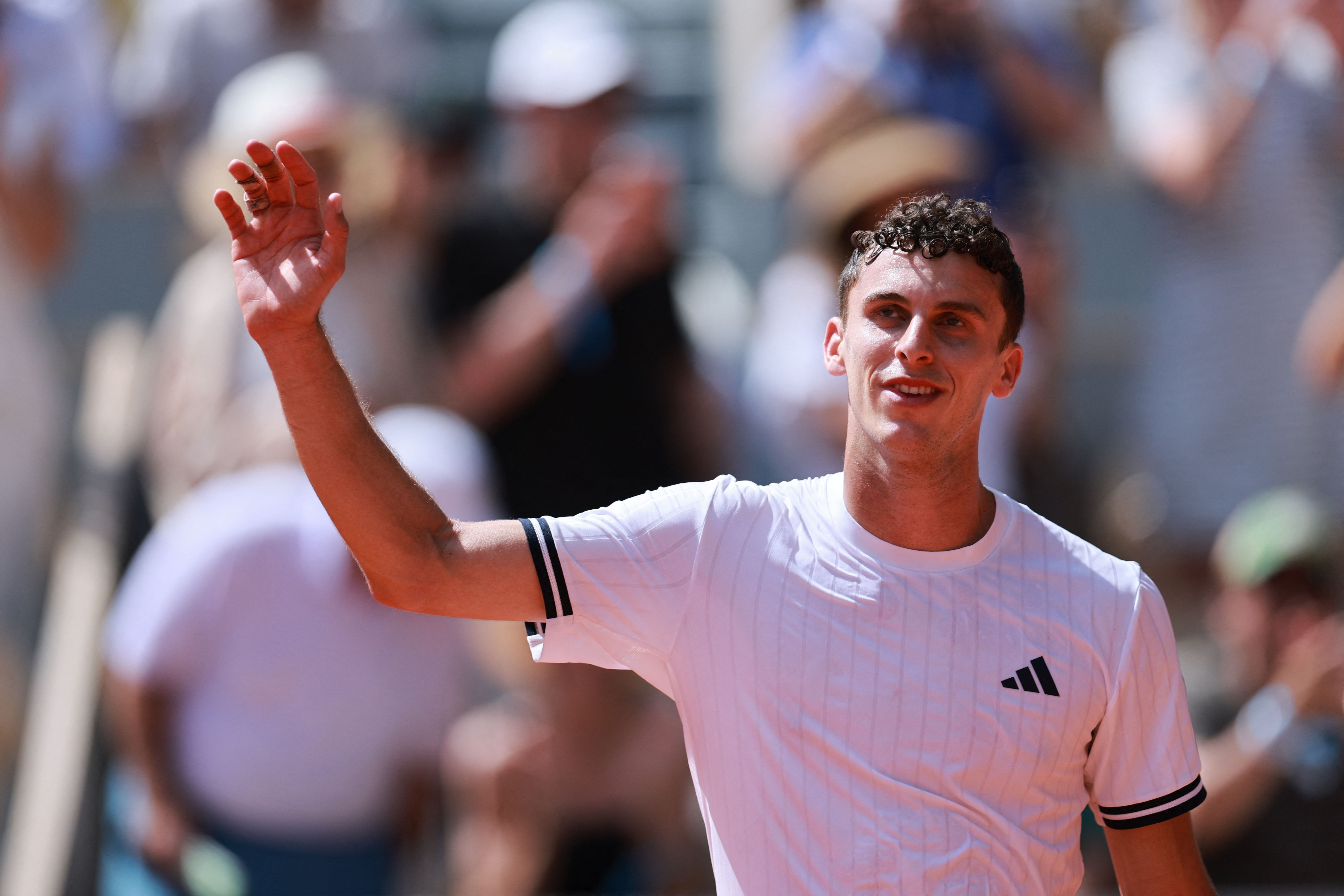 Juan Manuel Cer&uacute;ndolo enfrenta a Matteo Berrettini por un lugar en los cuartos de final de Roland Garros: hora y c&oacute;mo verlo en vivo