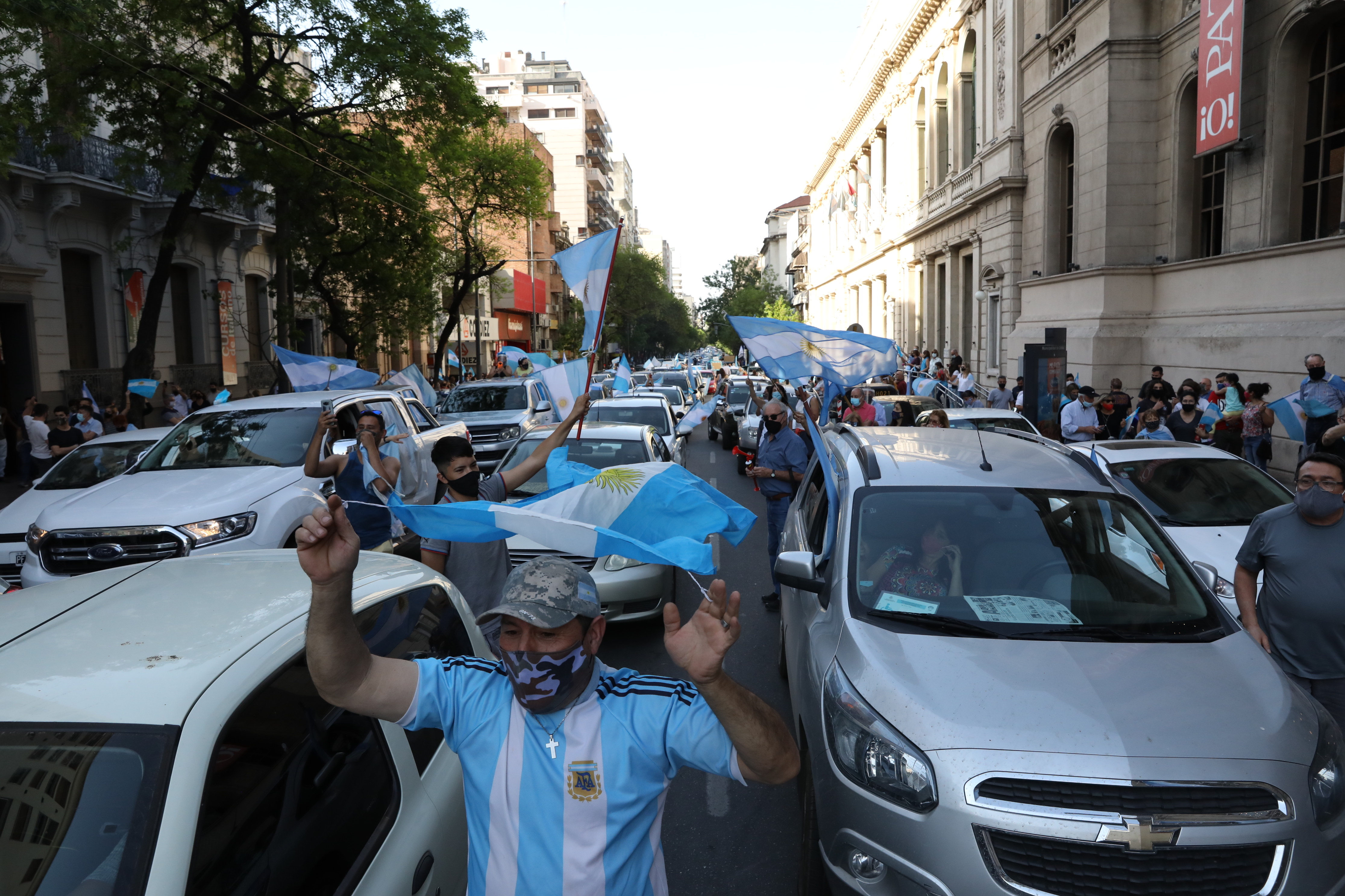 Muchos cordobeses salierons vestidos con remeras de la Selección Argentina o banderas