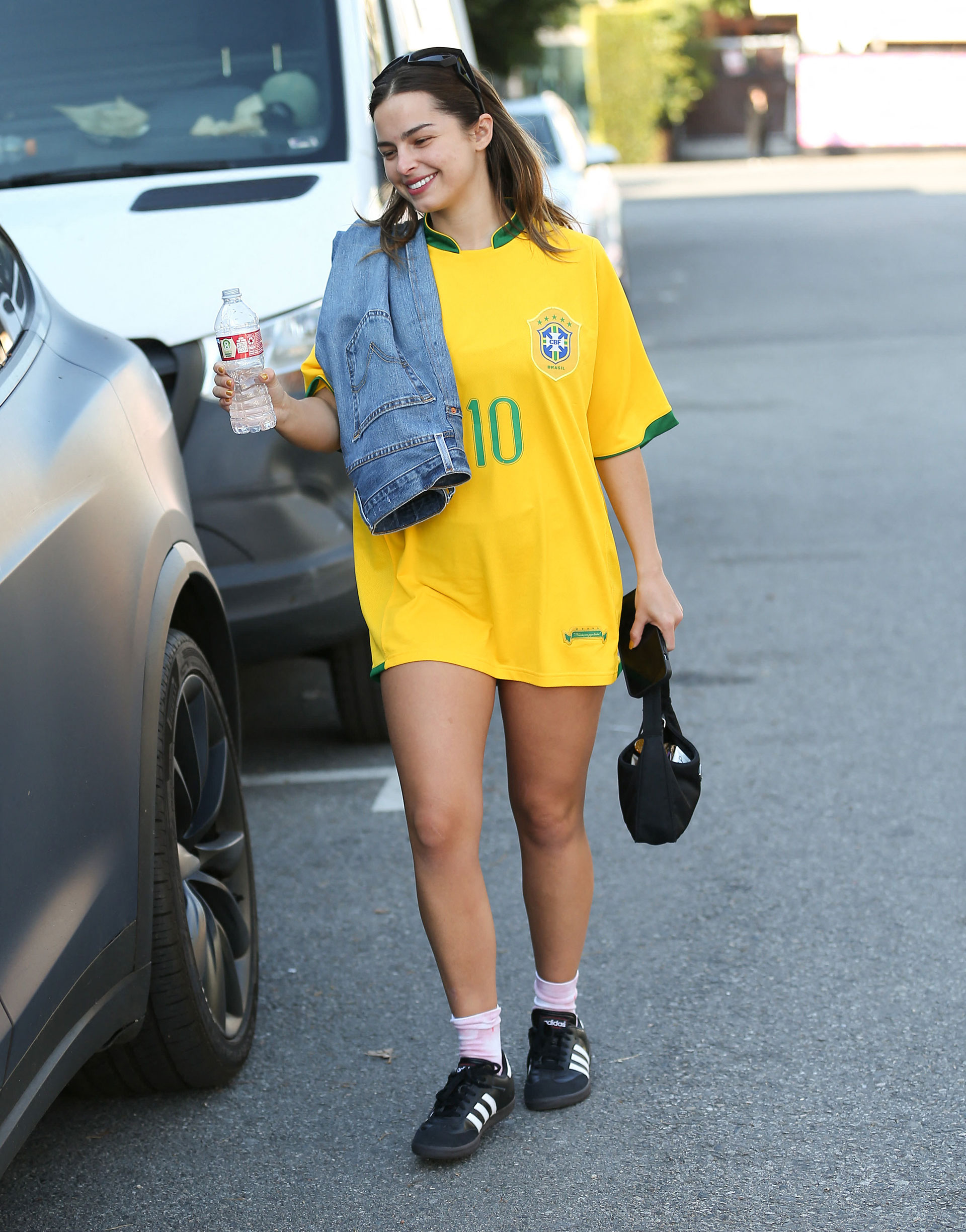 La superestrella de las redes Addison Rae lució con orgullo la camiseta amarilla y verde de Brasil en Los Ángeles tras la sorprendente eliminación de la selección de fútbol de la Copa Mundial de la FIFA 2022 (Fotos: Grosby Group)