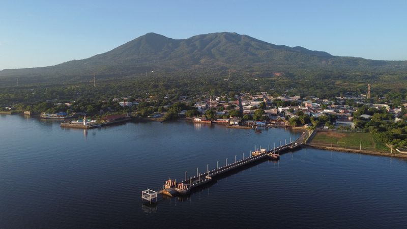 La ciudad de La Unión y el volcán Conchagua, sitio proyectado para la Ciudad Bitcoin según el presidente de El Salvador. REUTERS/José Cabezas