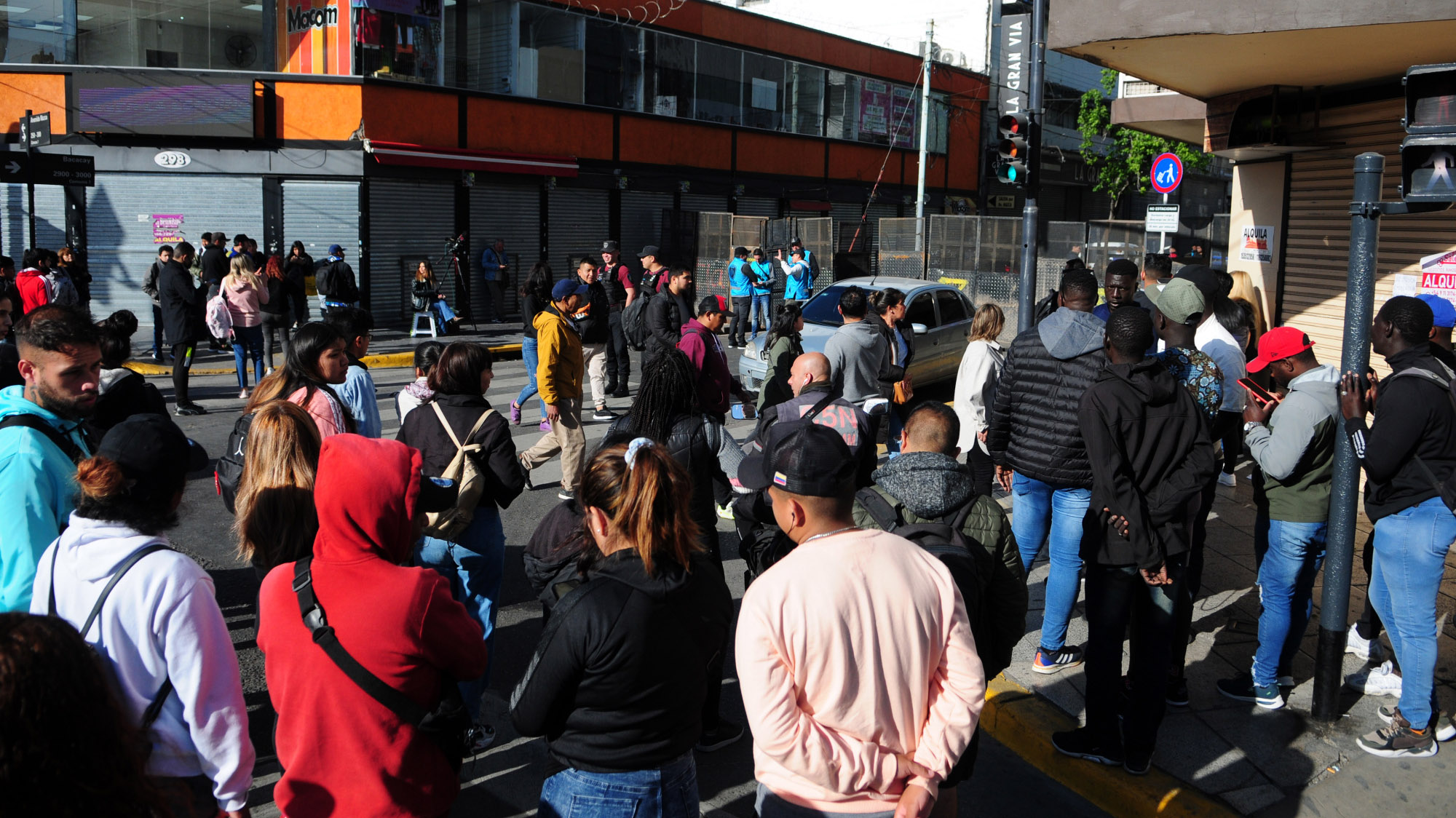 Muchos vecinos y clientes de la zona se acercaron a la esquina de Avenida Nazca y Bacacay para presenciar el operativo (Maximiliano Luna)