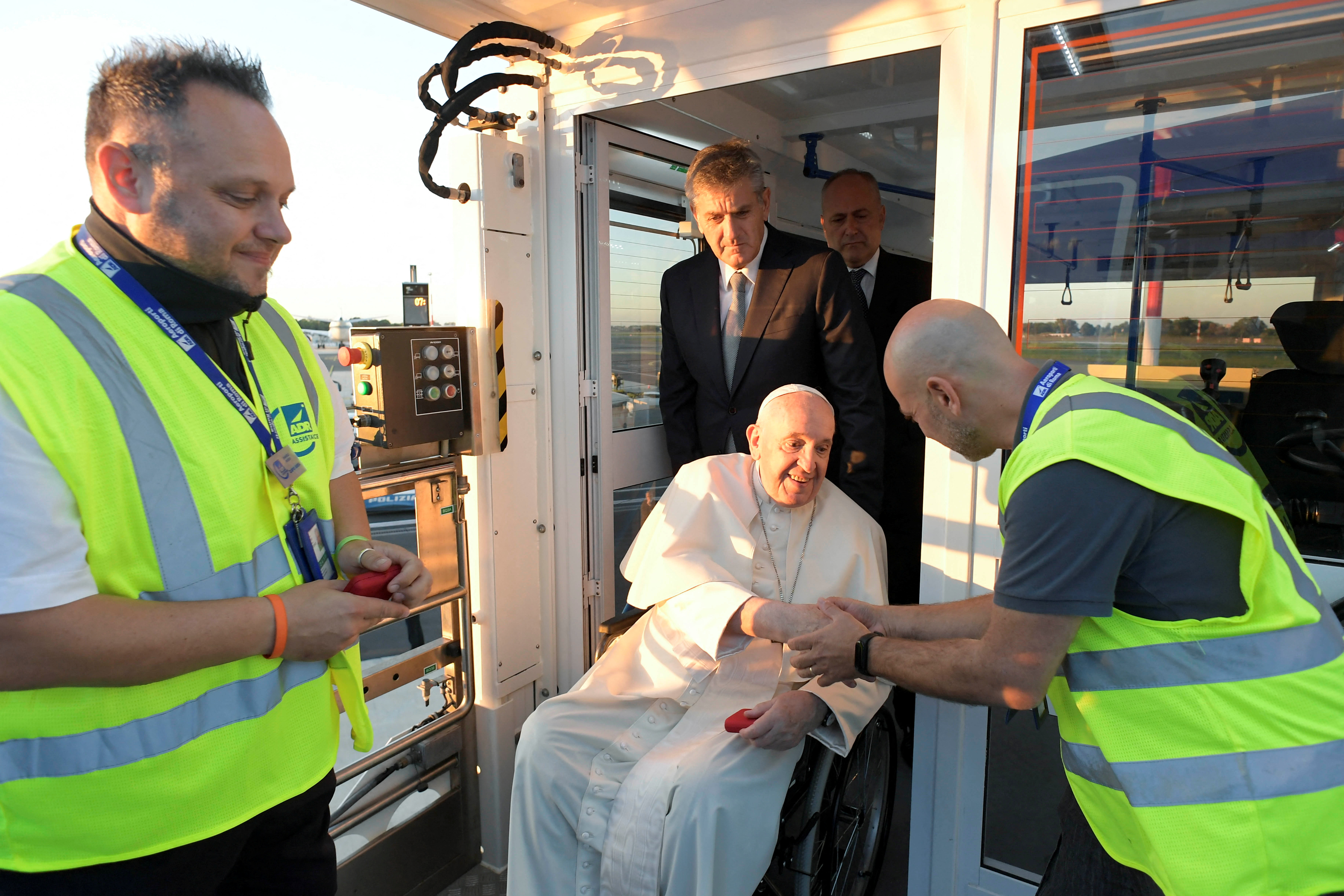 El papa Francisco aborda el avión que lo trasladó a Kazajistán (Vatican Media/­Handout via REUTERS)