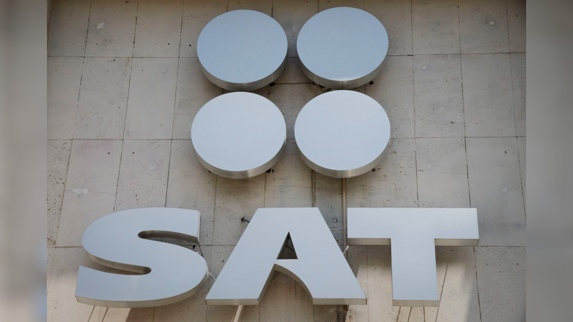 The SAT said that it is false that it monitors and charges taxes on cash deposits.  Photo: CUARTOSCURO