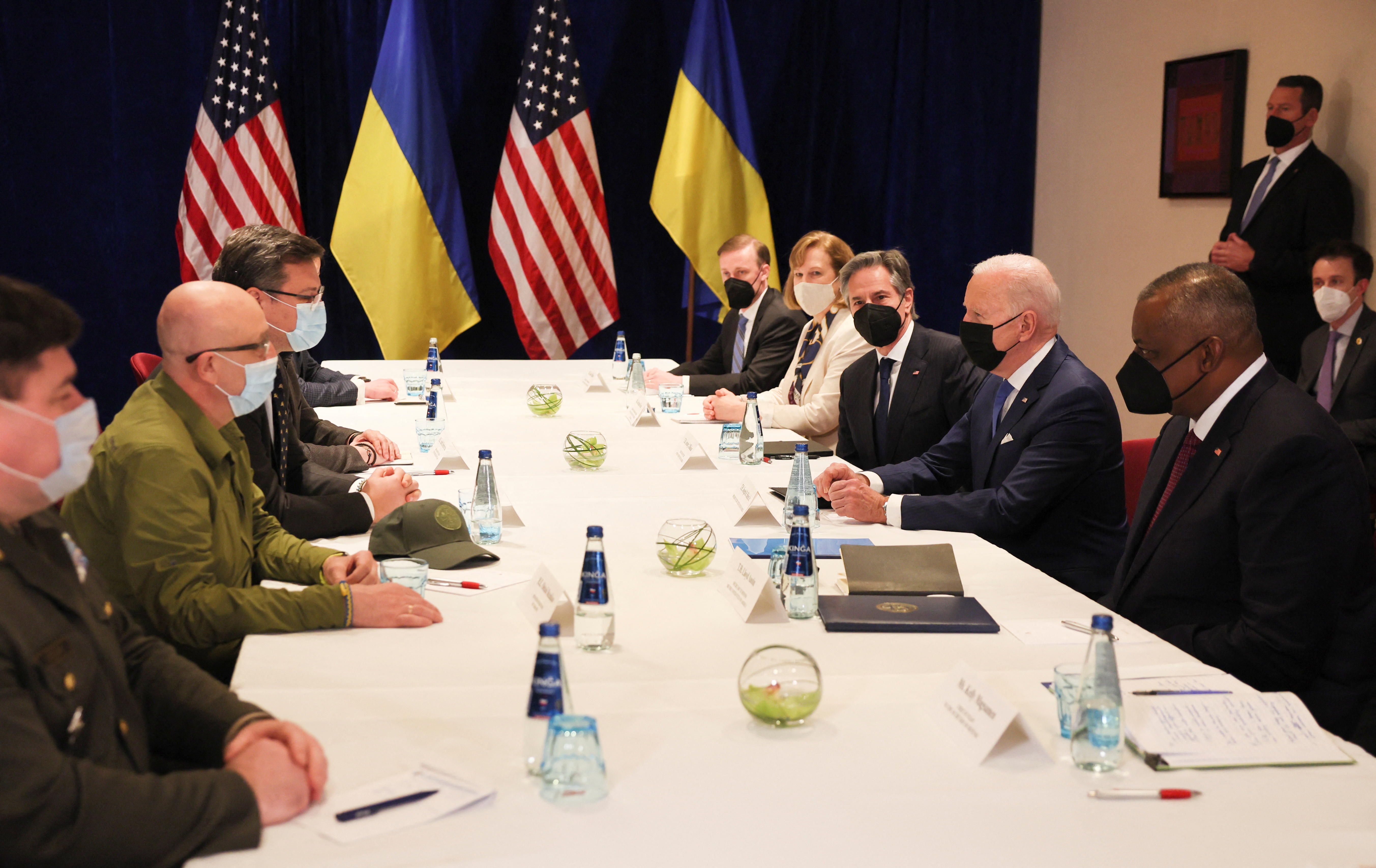 Joe Biden se reunió -junto al secretario de Estado de los Estados Unidos, Antony Blinken; y el secretario de Defensa, Lloyd Austin- con el ministro de Relaciones Exteriores de Ucrania, Dmytro Kuleba; y el de Defensa, Oleksii Reznikov (REUTERS/Evelyn Hockstein)