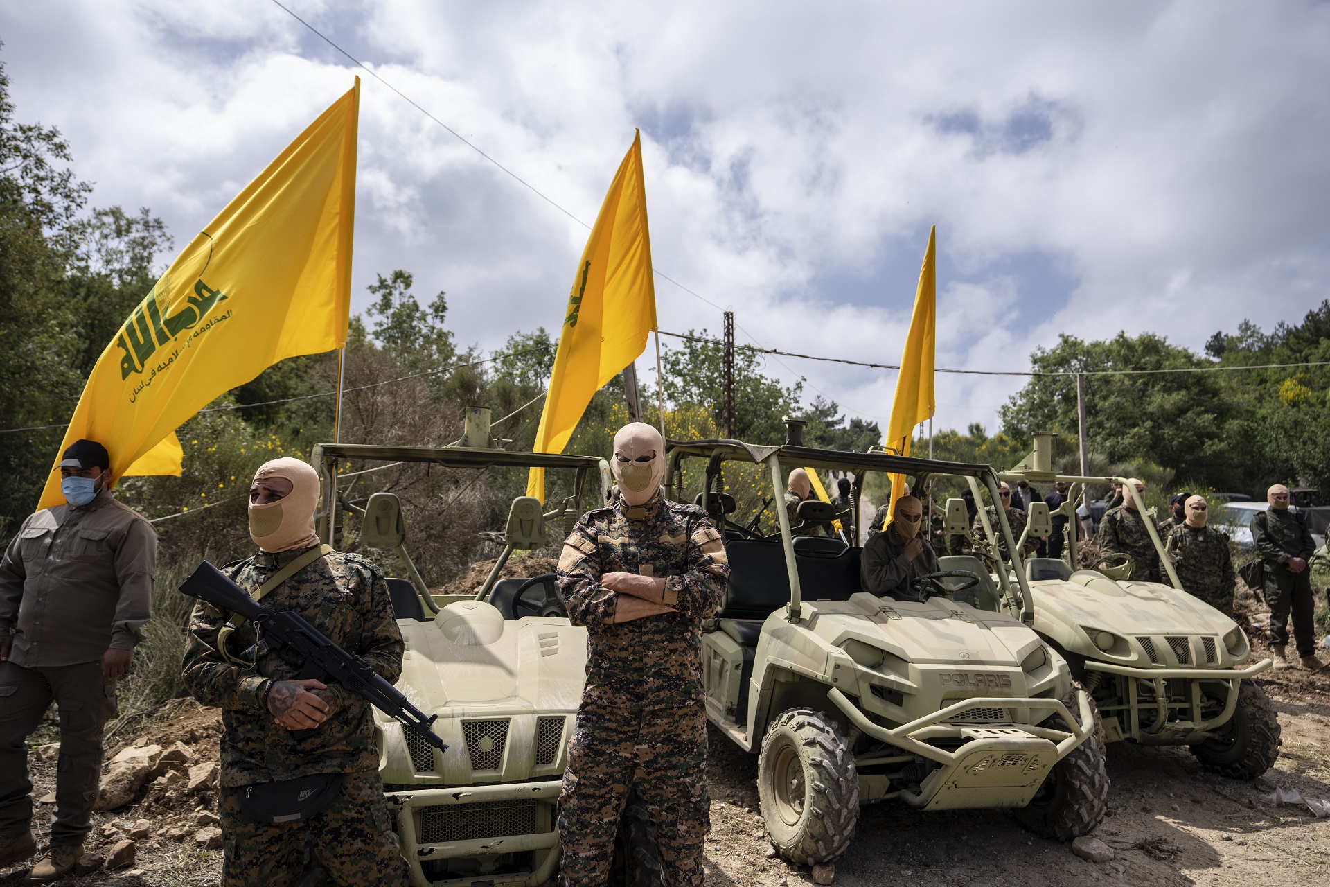 Hezbollah también exhibió armas pesadas y ligeras, incluidas armas antiaéreas y lanzacohetes, así como granadas propulsadas por cohetes (AP)