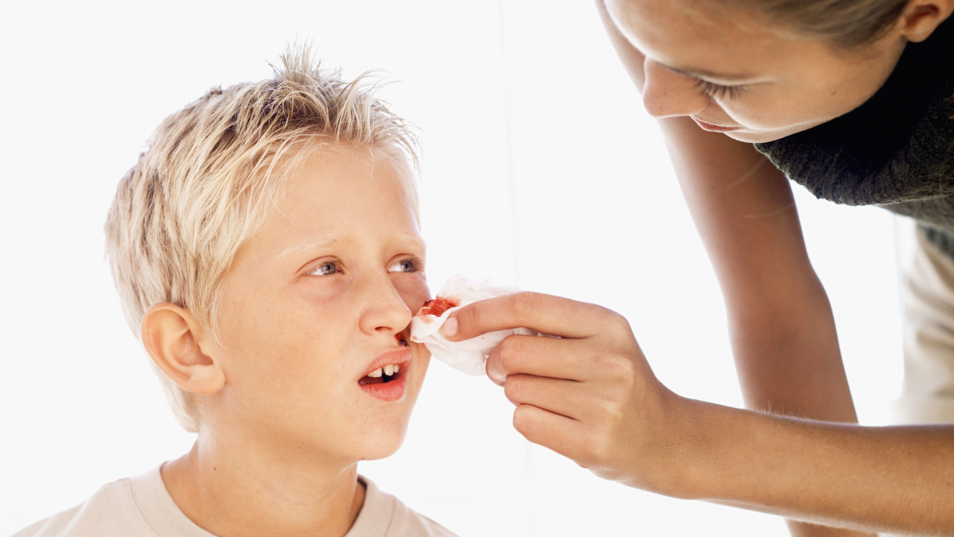 Ребенок 5 лет идет кровь из носа. Носовое кровотечение у детей. Нлсовоеткровоьечение у детей.