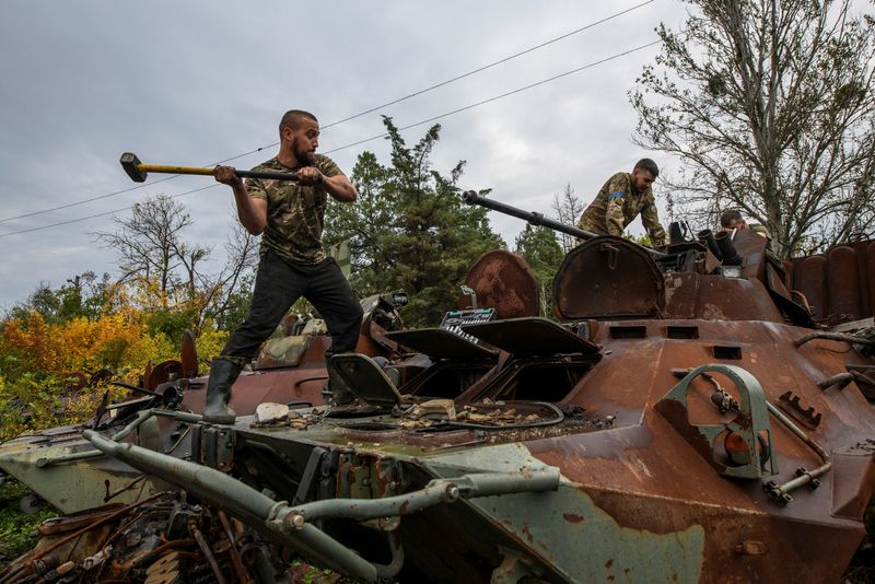 Foto del domingo de miembros de las fueras ucranianas destruyendo un tanque ruso cerca de la localidad de Izium, en Járkov Oct 2, 2022.  REUTERS/Vladyslav Musiienko