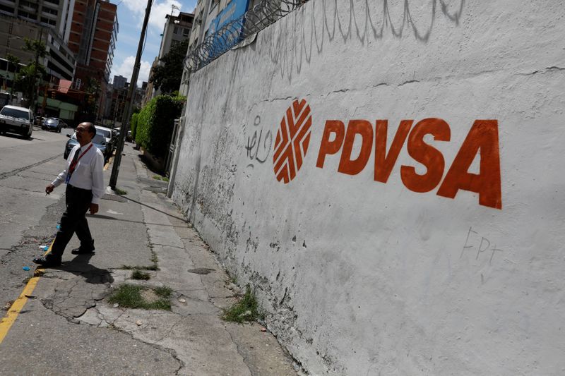 Un mural de PDVSA en una pared en Caracas. 
