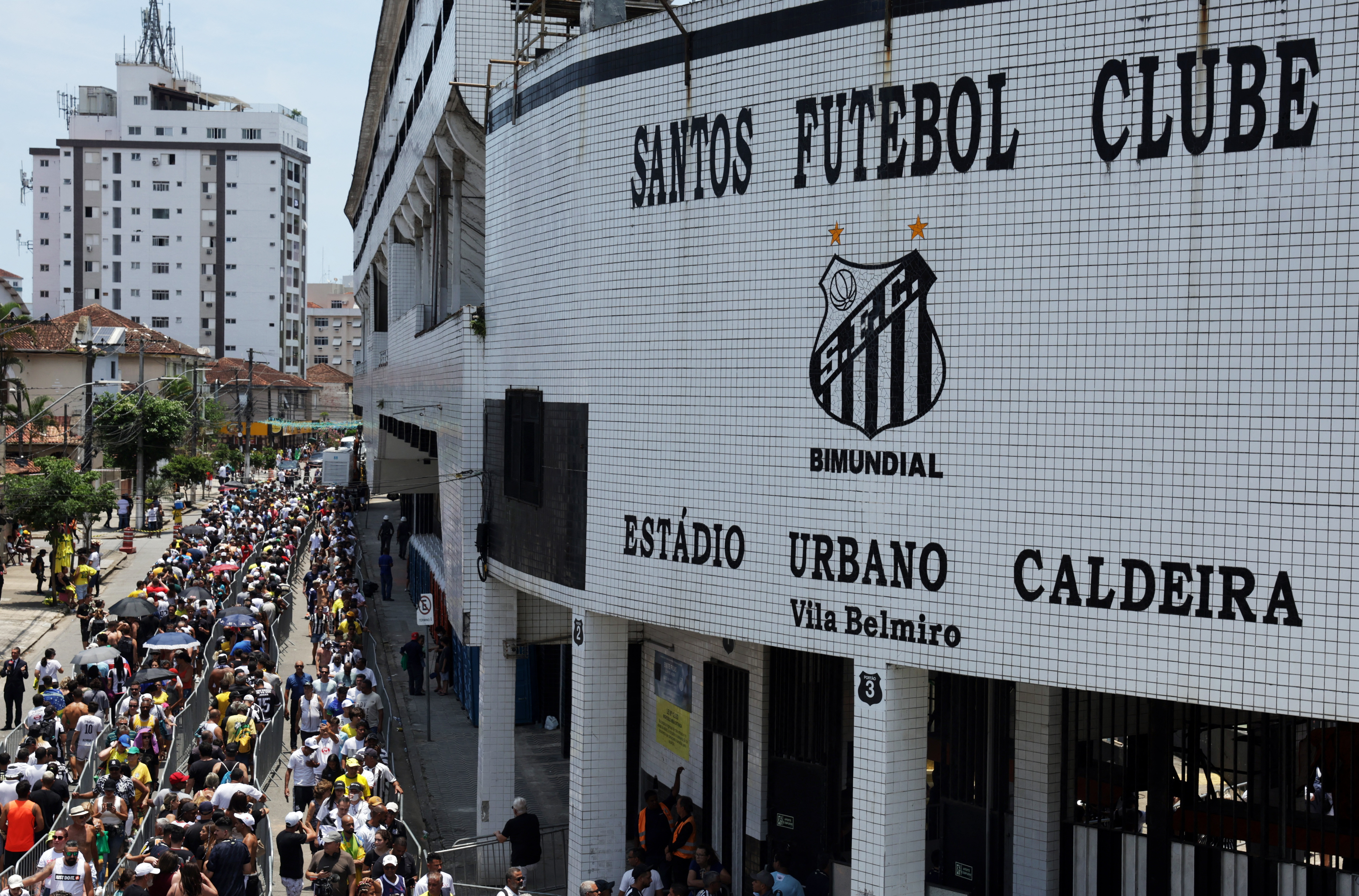 El público se acerca al estadio del Santos para despedir a Pelé (REUTERS/Ricardo Moraes)