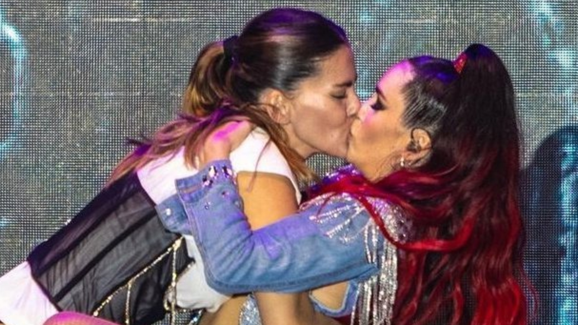 El fogoso beso entre La China Suárez y Lali Espósito