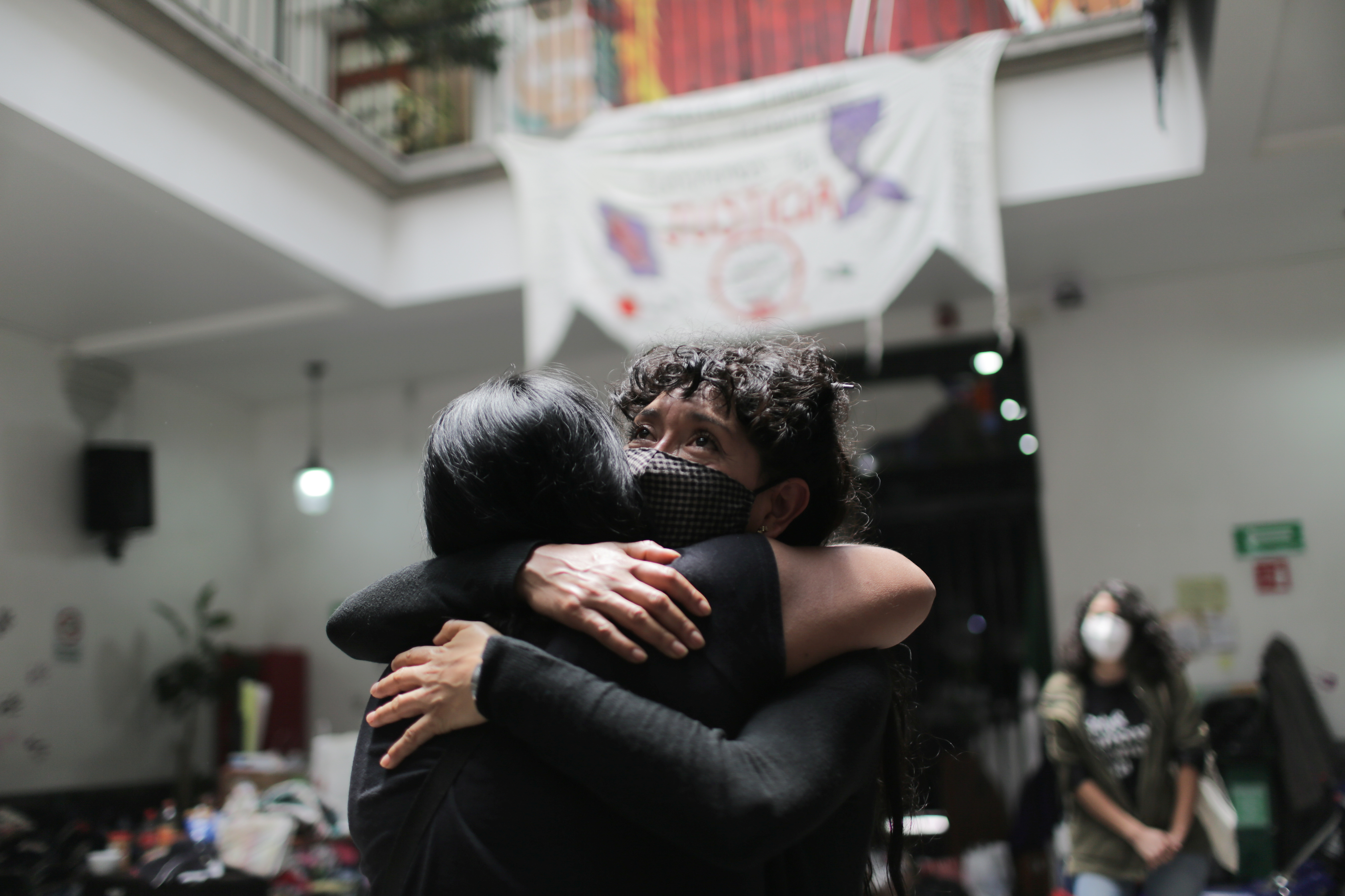 Erika Martinez y Araceli Osorio, madres de víctimas de violencia de género, se abrazan dentro de las instalaciones del edificio de la Comisión Nacional de Derechos Humanos, en apoyo a las víctimas de violencia de género, en la Ciudad de México, México, 10 de septiembre de 2020. Fotografía tomada el 10 de septiembre de 2020.