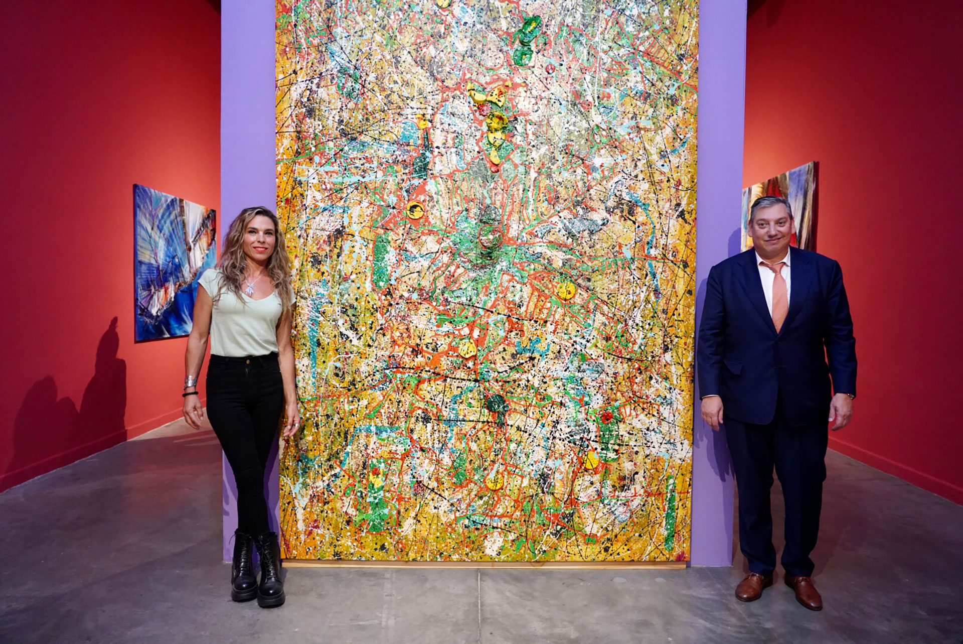 El embajador Carlos Enciso Christiansen junto a la artista Lara Campiglia