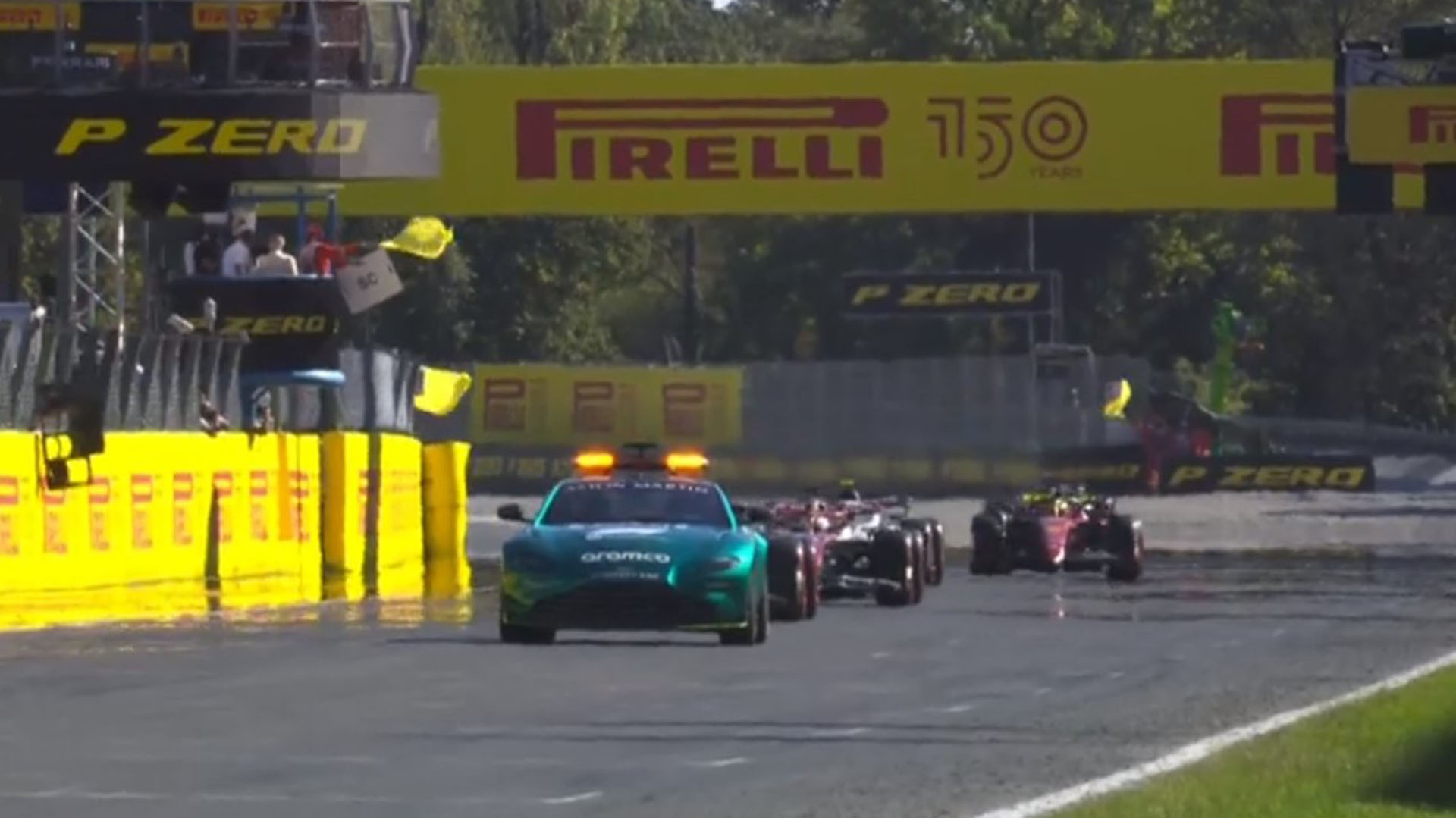 Así se terminó la carrera en Monza: el auto de seguridad delante de los coches de carrera (captura de TV)