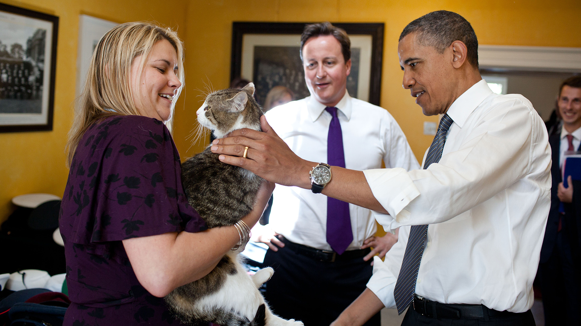Larry, con Barack Obama y David Cameron