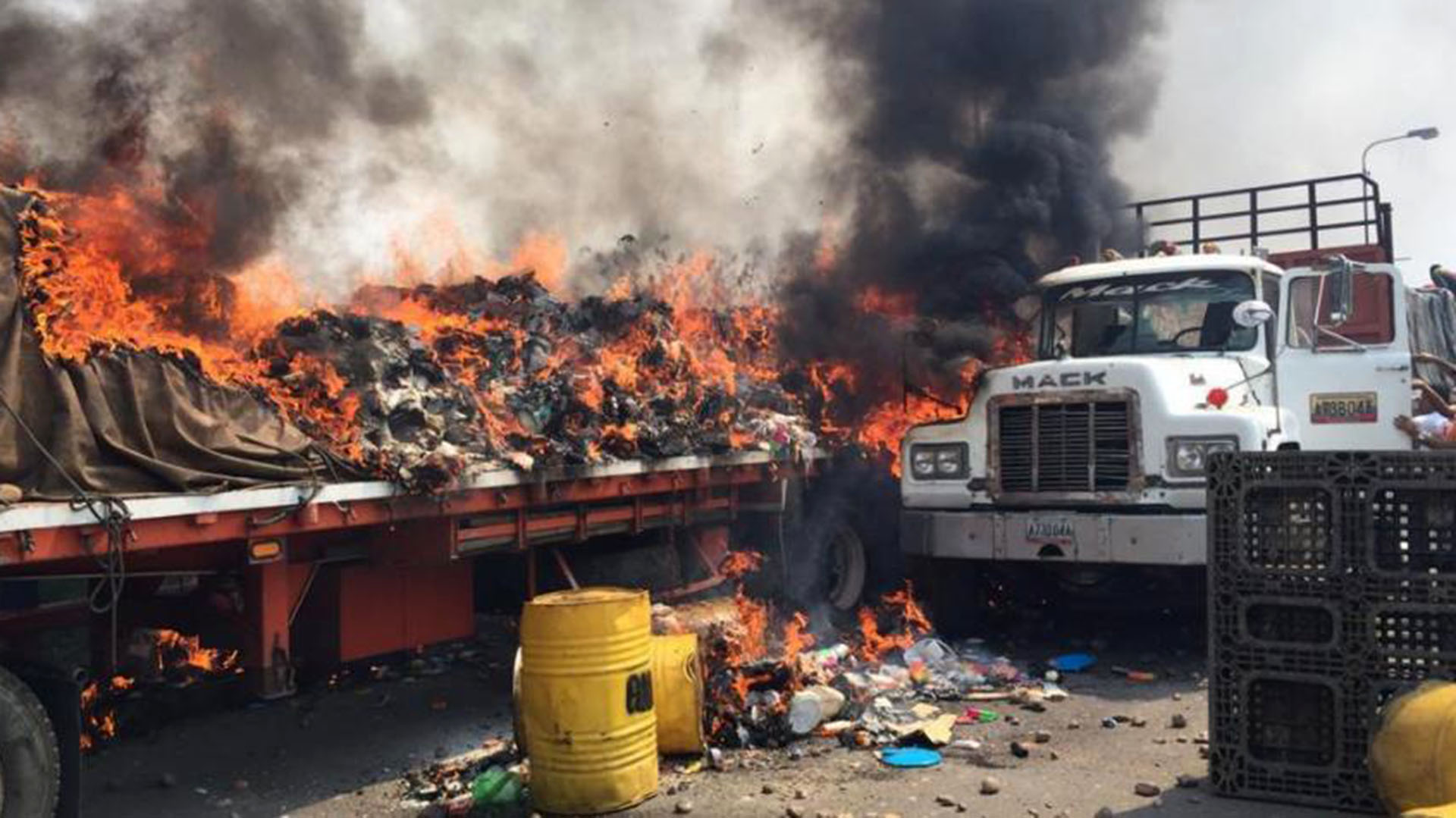 Estados Unidos junto con los países del Grupo de Lima anuncian el envío de ayuda humanitaria, que es quemada por simpatizantes chavistas.