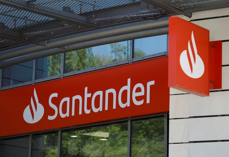 FOTO DE ARCHIVO. El logotipo del Banco Santander en una sucursal en Varsovia, Polonia. 10 de mayo de 2021. REUTERS/Kacper Pempel